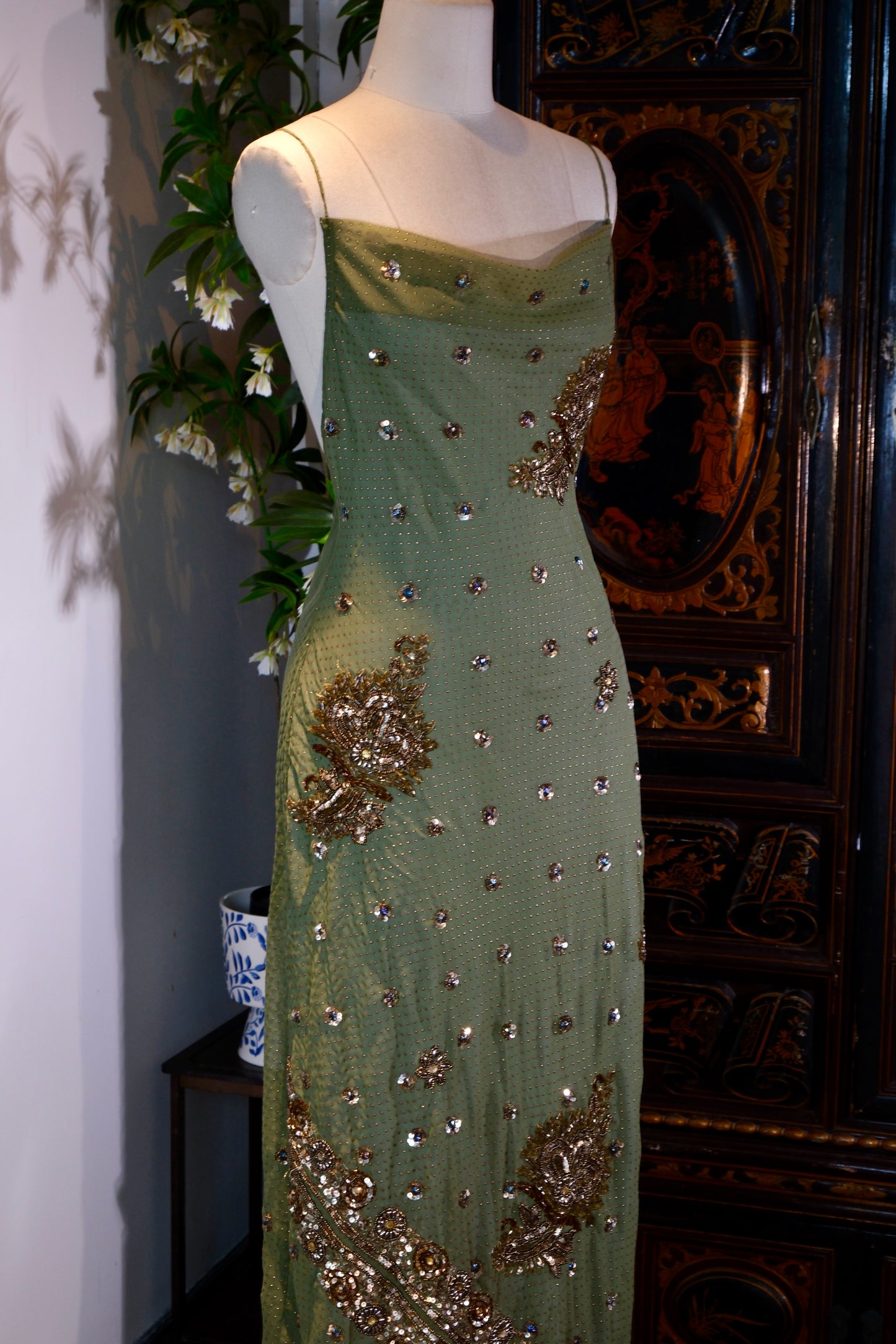 翡翠鎏金：一件古董织金雪纺华裙，唤醒黄金时代的优雅密语 | Emerald and Burnished Gold: An Archival Manifesto of Golden Age Elegance — A Design Critique of a 1930s-Inspired Custom Silk Bias-Cut Gown
