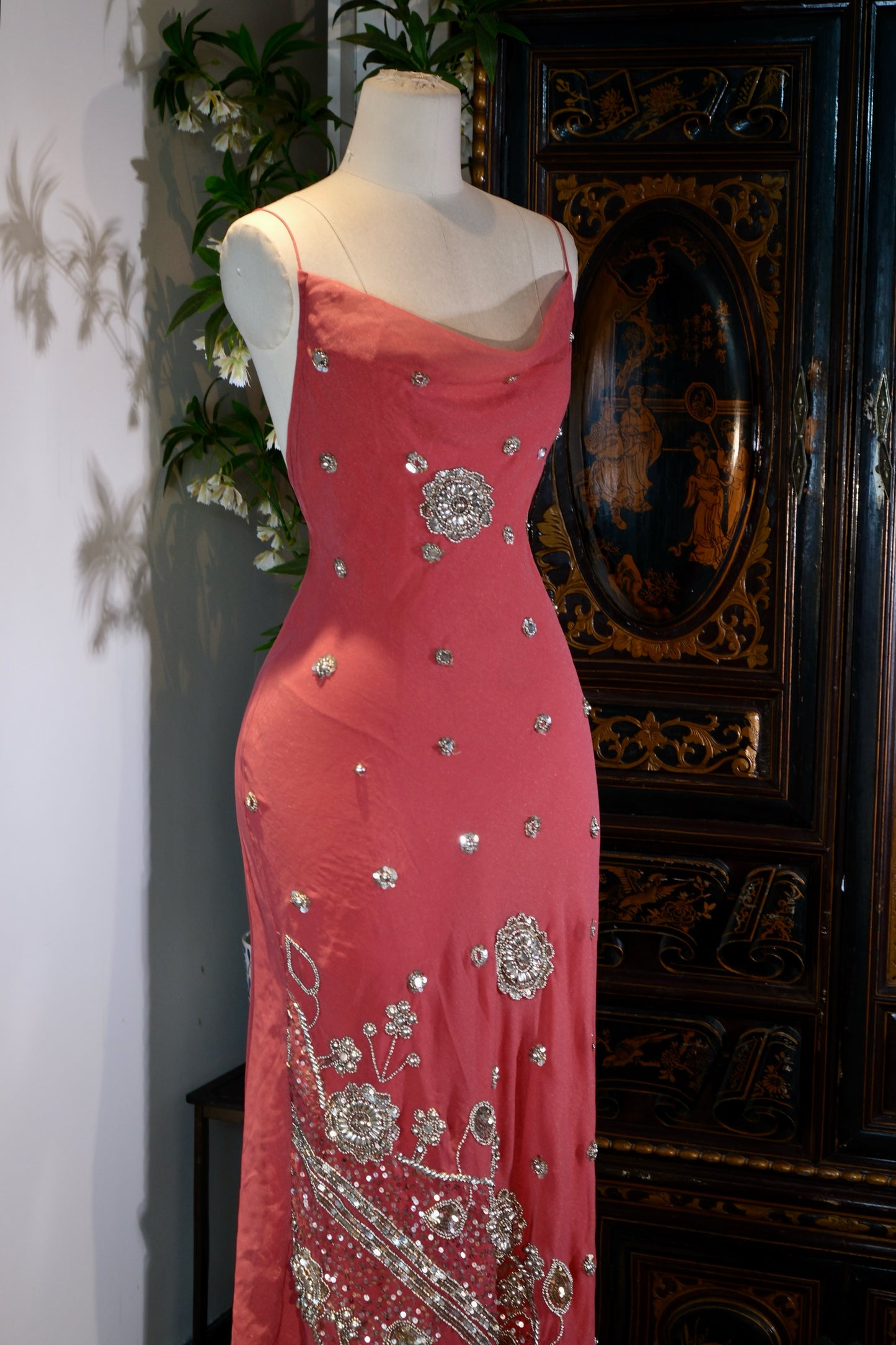 玫瑰鎏金：一件复古红华裙，唤醒黄金时代的优雅密语 | Rose and Burnished Gold: An Archival Manifesto of Golden Age Elegance — A Design Critique of a 1930s-Inspired Custom Silk Bias-Cut Gown