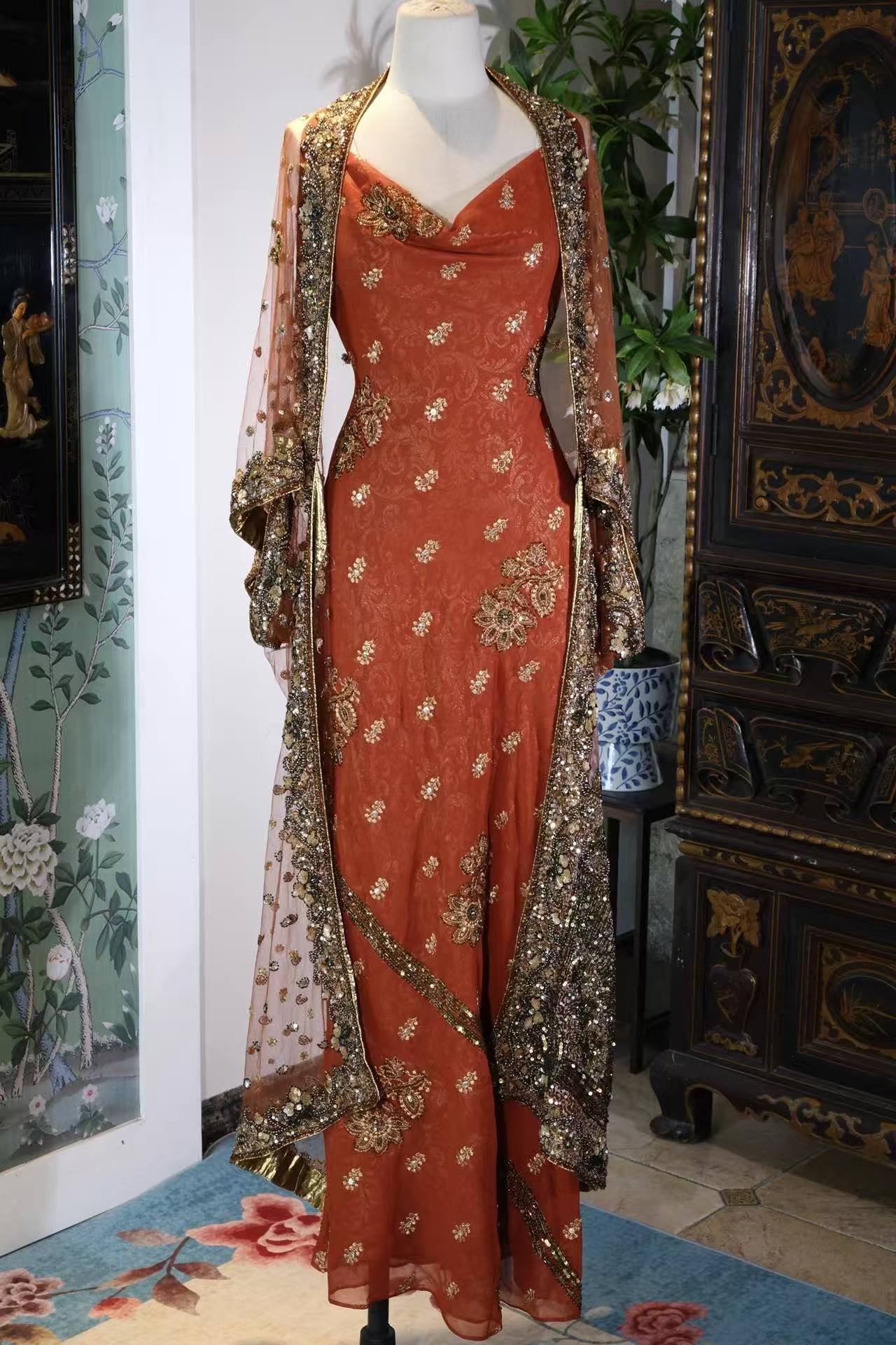 【琥珀流金：被时光封存的旧梦绮歌】| Amber Liquid Gold: A Sealed Symphony of the Gilded Era — An Archival Analysis of a 1930s-Inspired Custom Silk Bias-Cut Ensemble