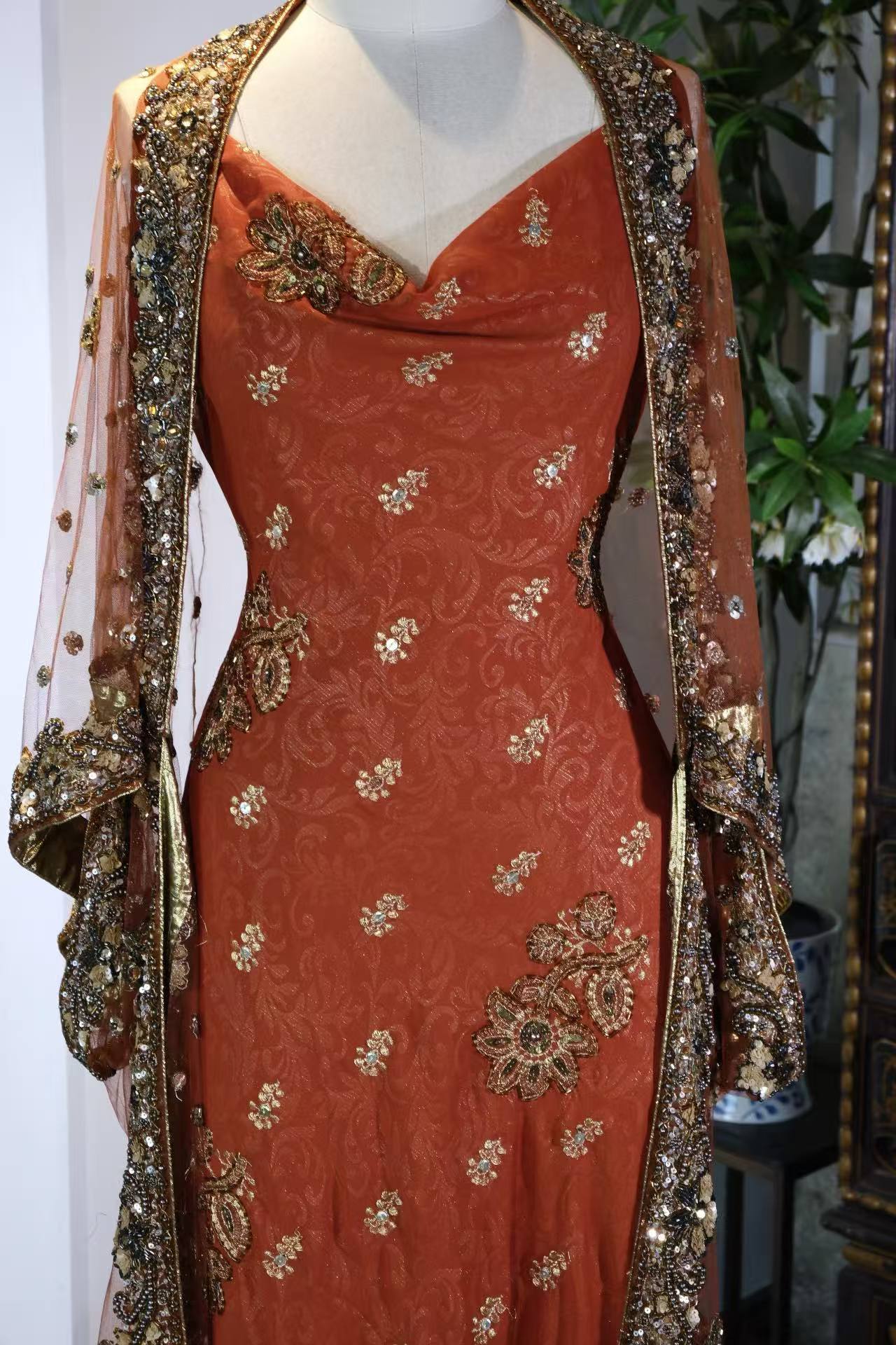 【琥珀流金：被时光封存的旧梦绮歌】| Amber Liquid Gold: A Sealed Symphony of the Gilded Era — An Archival Analysis of a 1930s-Inspired Custom Silk Bias-Cut Ensemble