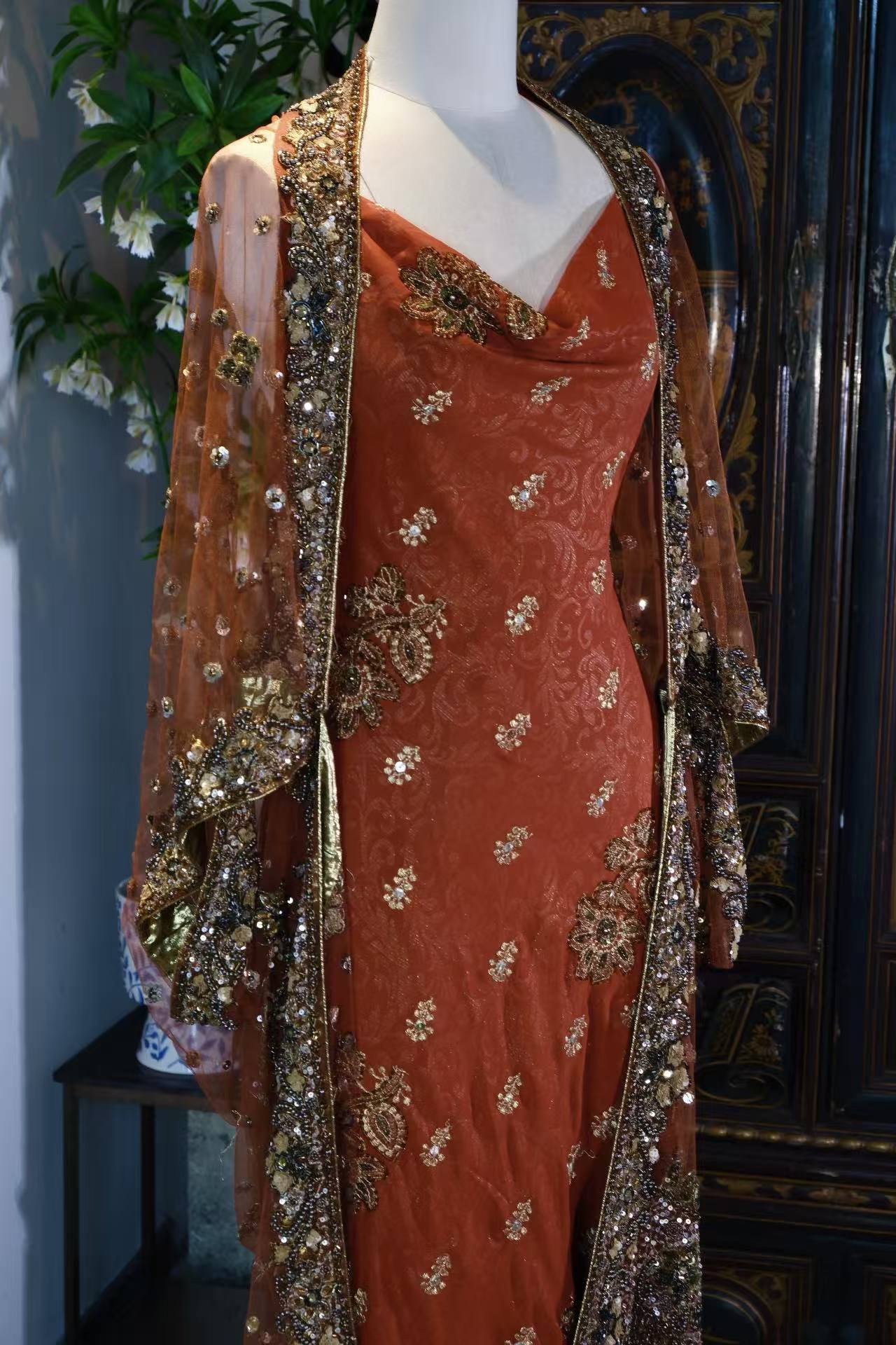 【琥珀流金：被时光封存的旧梦绮歌】| Amber Liquid Gold: A Sealed Symphony of the Gilded Era — An Archival Analysis of a 1930s-Inspired Custom Silk Bias-Cut Ensemble