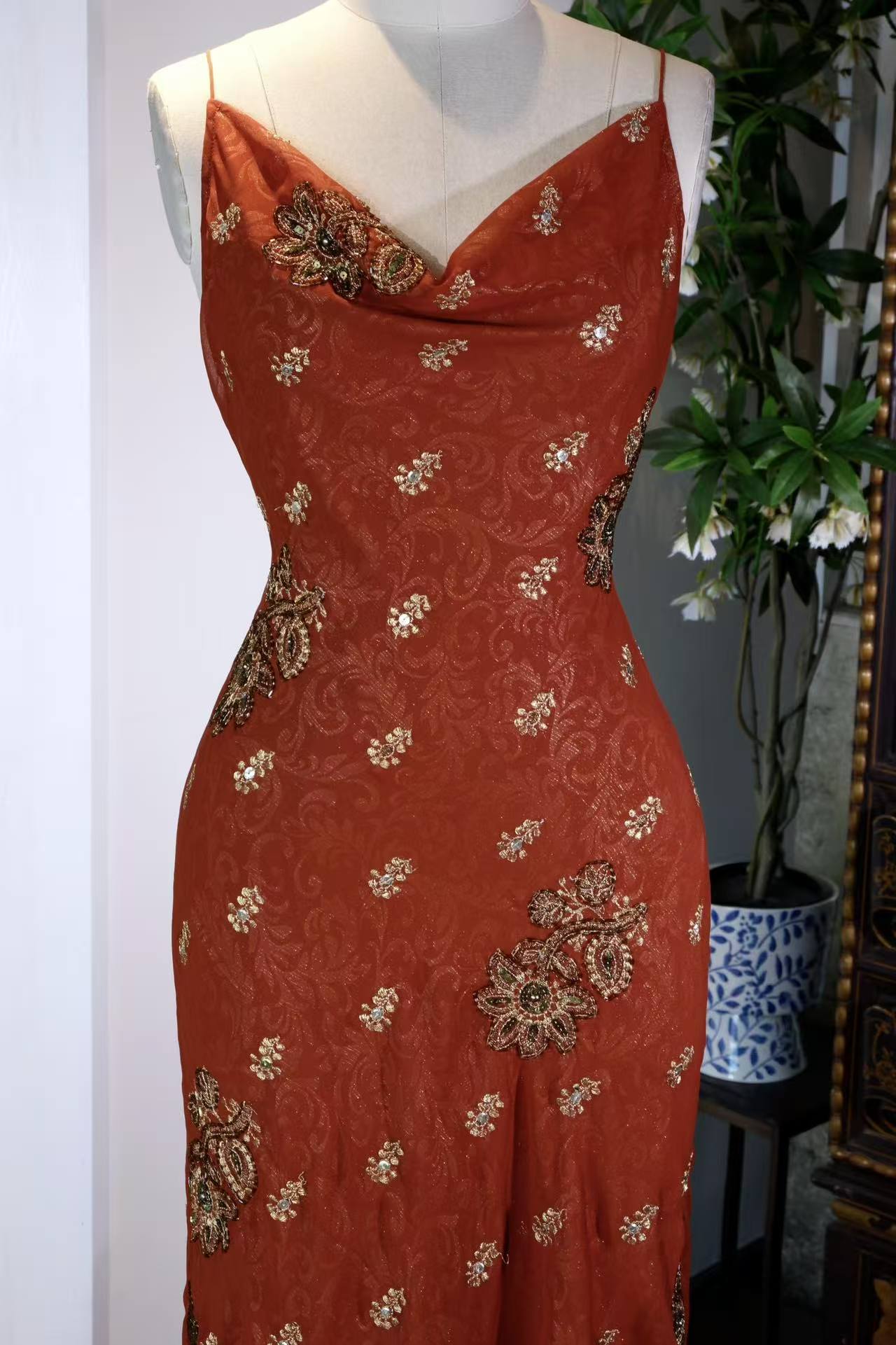 【琥珀流金：被时光封存的旧梦绮歌】| Amber Liquid Gold: A Sealed Symphony of the Gilded Era — An Archival Analysis of a 1930s-Inspired Custom Silk Bias-Cut Ensemble