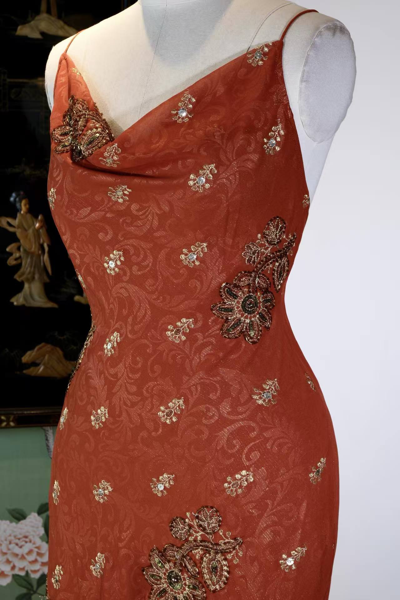 【琥珀流金：被时光封存的旧梦绮歌】| Amber Liquid Gold: A Sealed Symphony of the Gilded Era — An Archival Analysis of a 1930s-Inspired Custom Silk Bias-Cut Ensemble