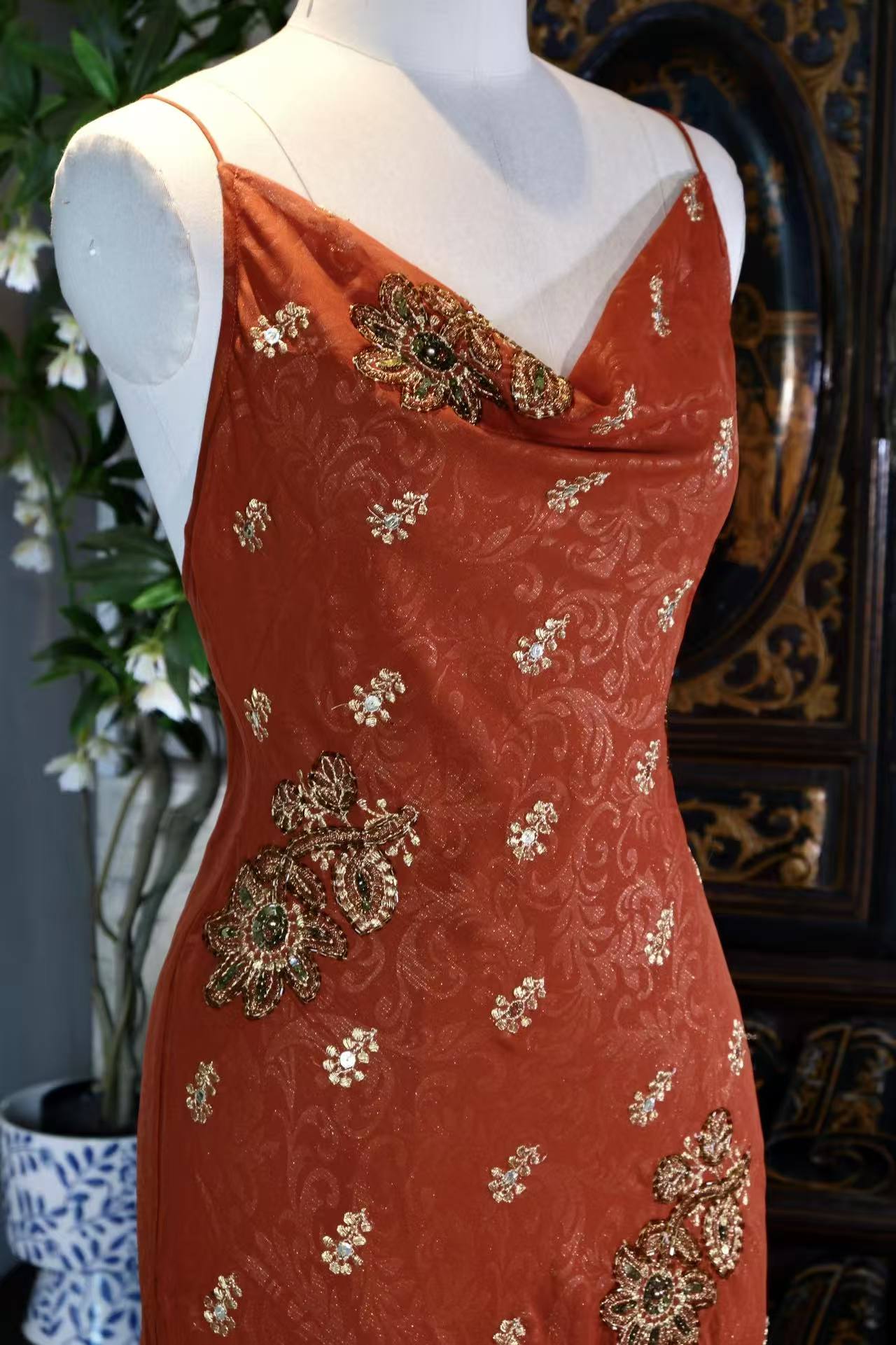 【琥珀流金：被时光封存的旧梦绮歌】| Amber Liquid Gold: A Sealed Symphony of the Gilded Era — An Archival Analysis of a 1930s-Inspired Custom Silk Bias-Cut Ensemble