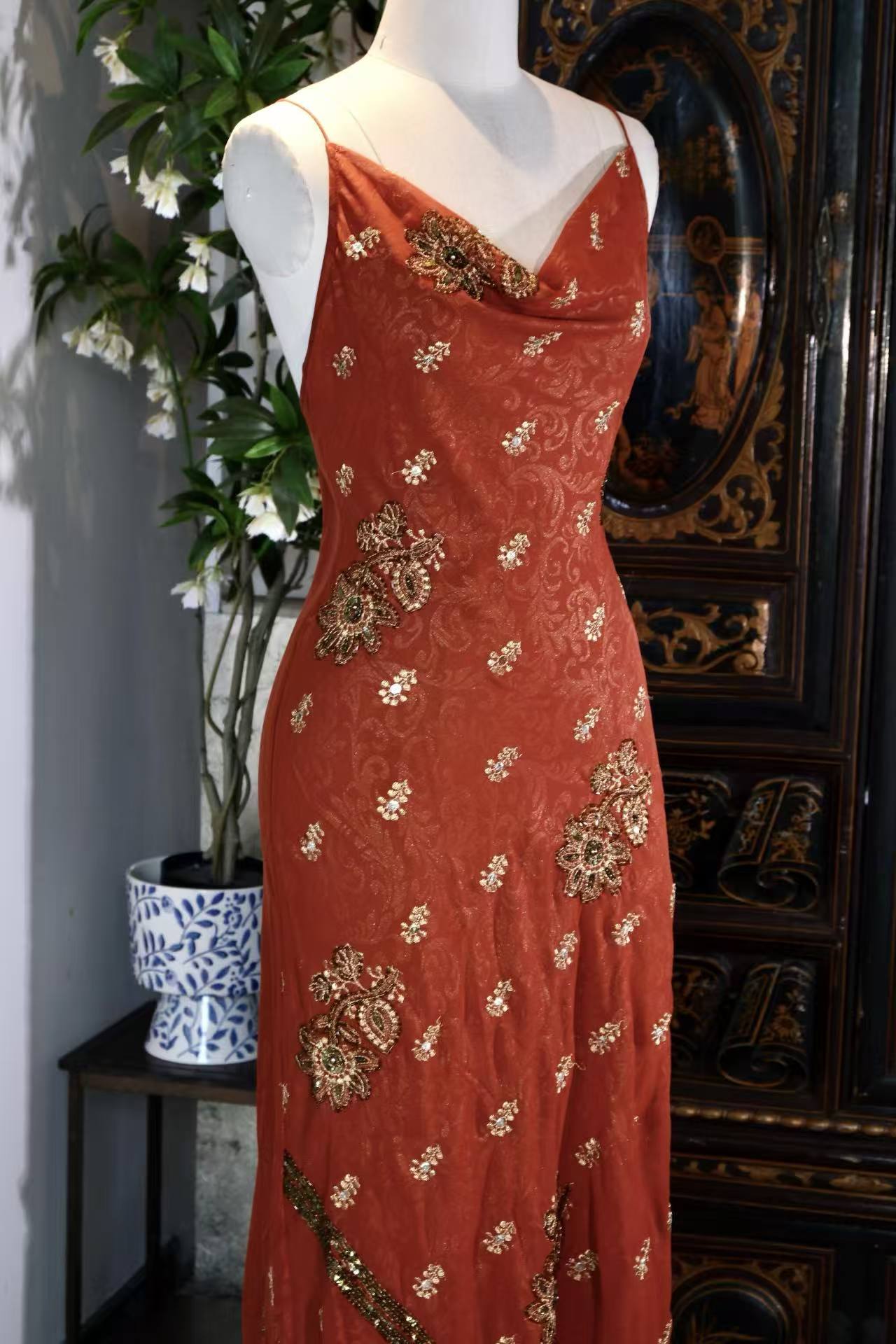 【琥珀流金：被时光封存的旧梦绮歌】| Amber Liquid Gold: A Sealed Symphony of the Gilded Era — An Archival Analysis of a 1930s-Inspired Custom Silk Bias-Cut Ensemble