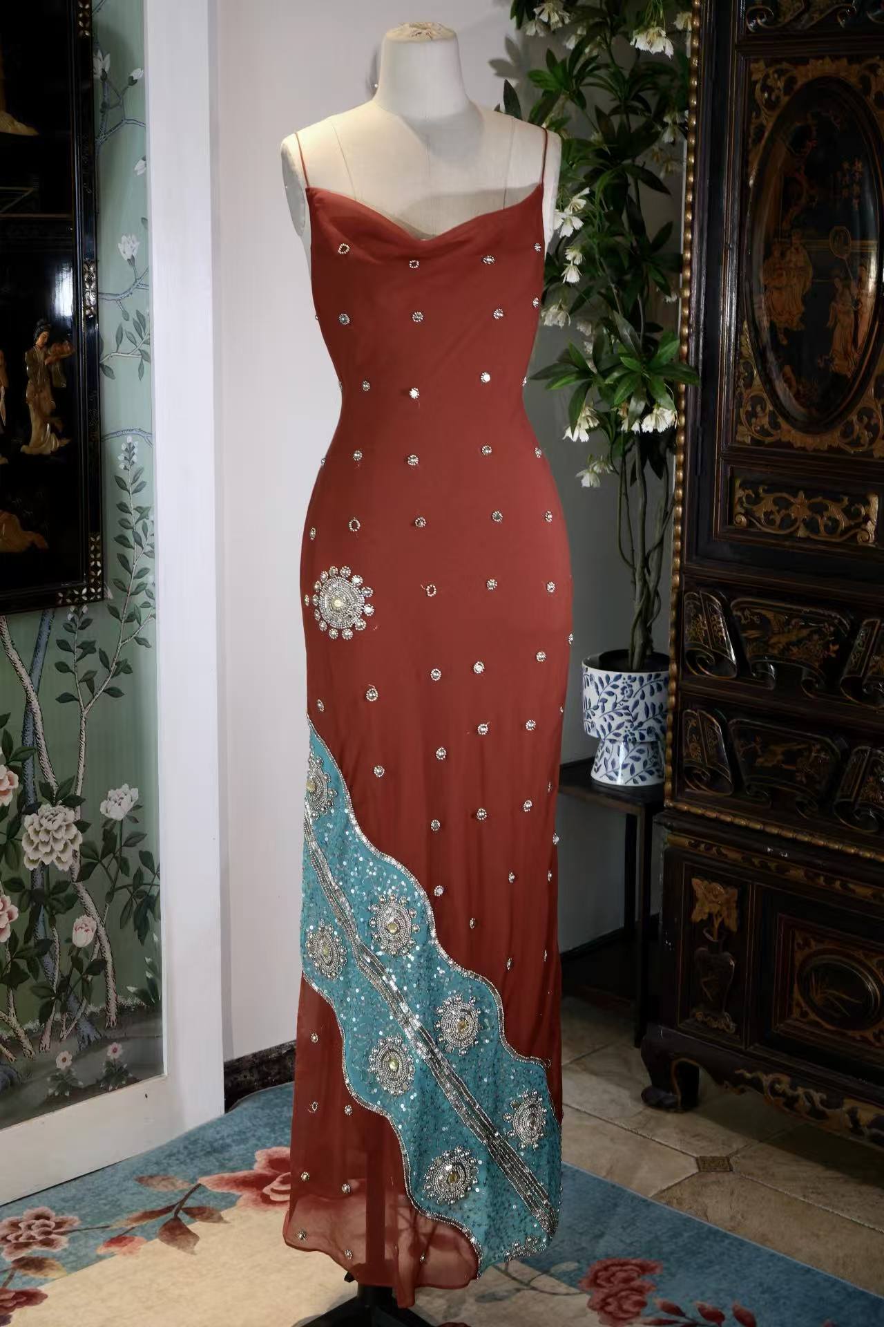 【朱砂与孔雀蓝：被时光封存的旧梦绮歌】| Cinnabar and Peacock Blue: A Sealed Symphony of the Gilded Era — An Archival Analysis of a 1930s-Inspired Custom Silk Bias-Cut Ensemble