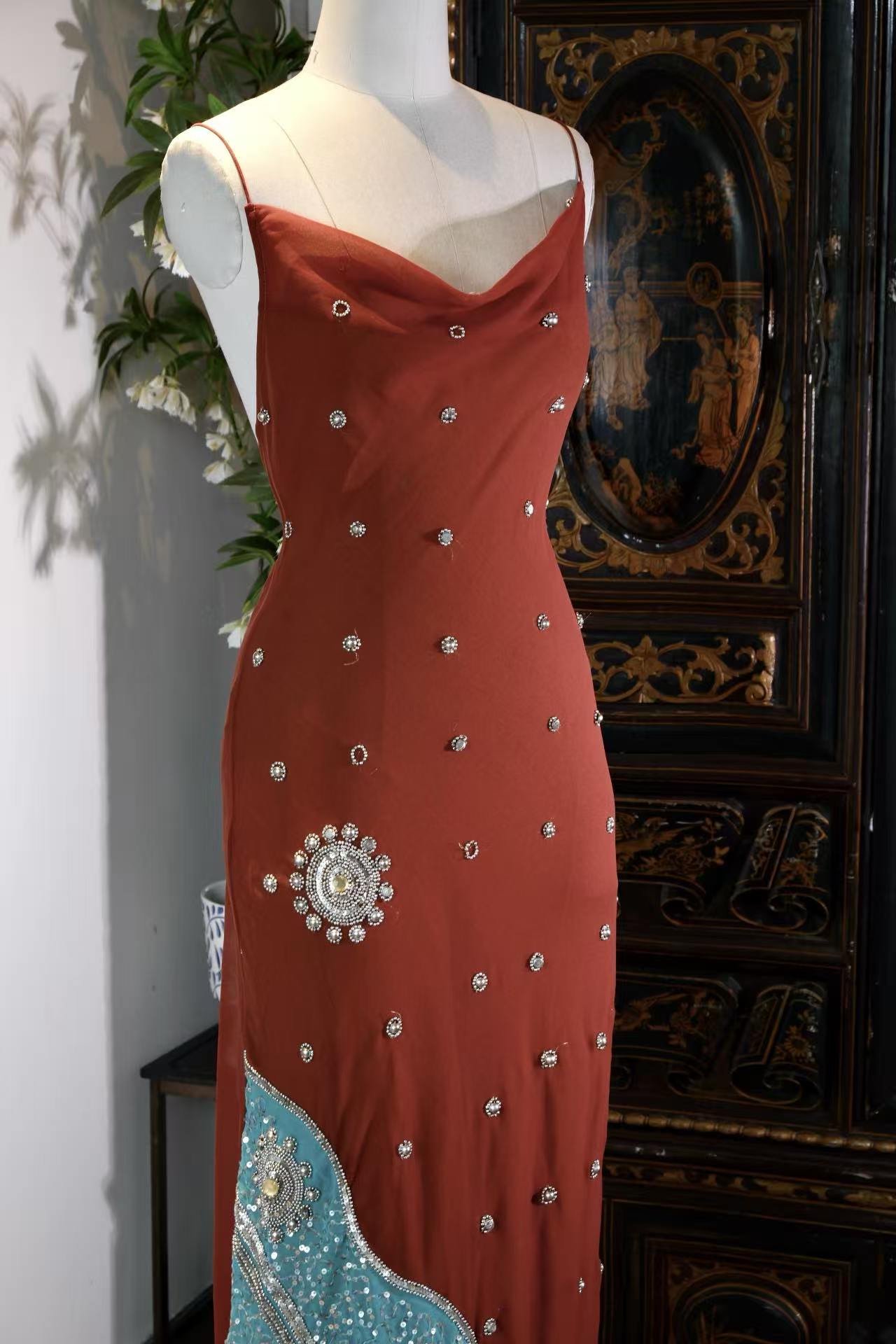 【朱砂与孔雀蓝：被时光封存的旧梦绮歌】| Cinnabar and Peacock Blue: A Sealed Symphony of the Gilded Era — An Archival Analysis of a 1930s-Inspired Custom Silk Bias-Cut Ensemble