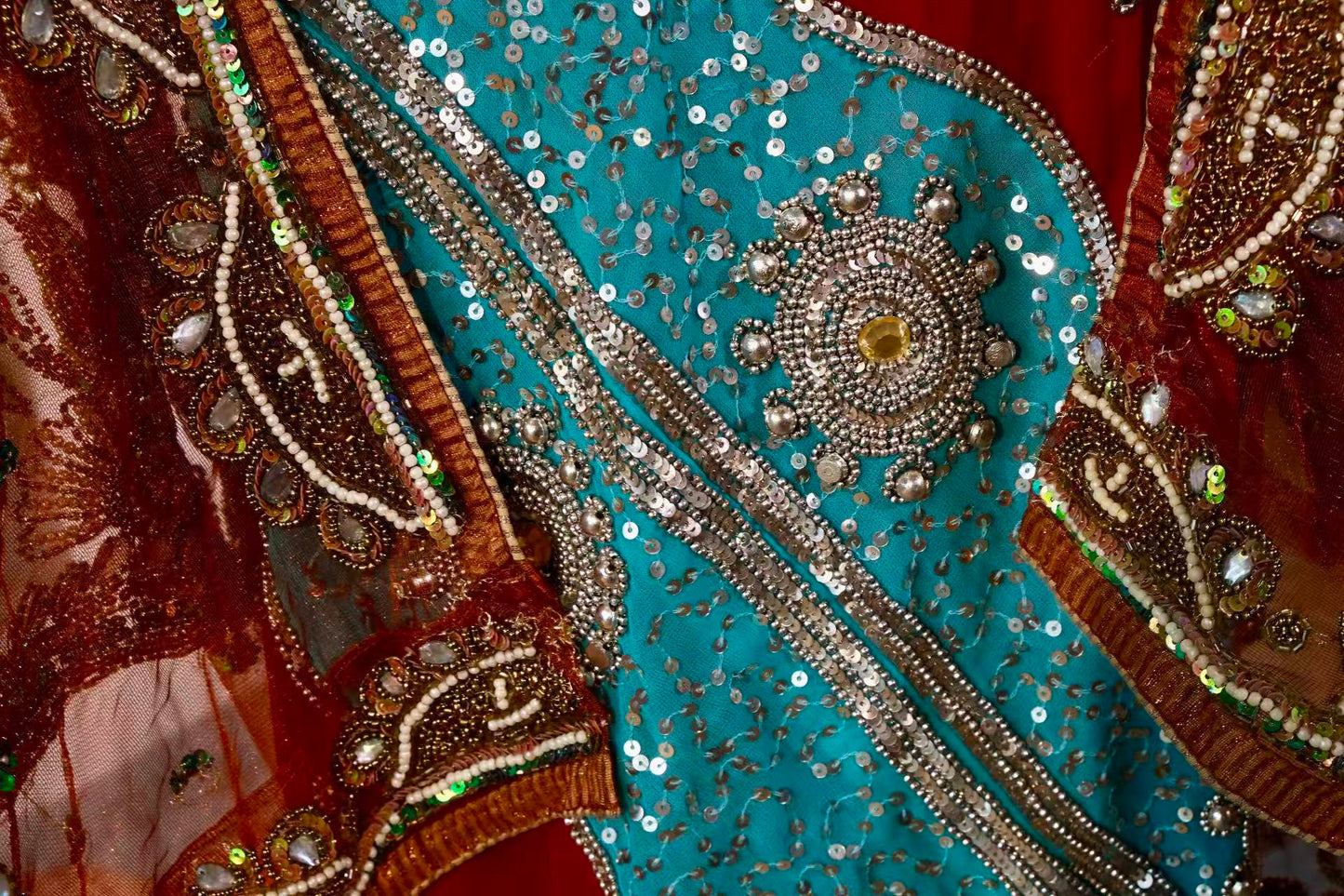 【朱砂与孔雀蓝：被时光封存的旧梦绮歌】| Cinnabar and Peacock Blue: A Sealed Symphony of the Gilded Era — An Archival Analysis of a 1930s-Inspired Custom Silk Bias-Cut Ensemble