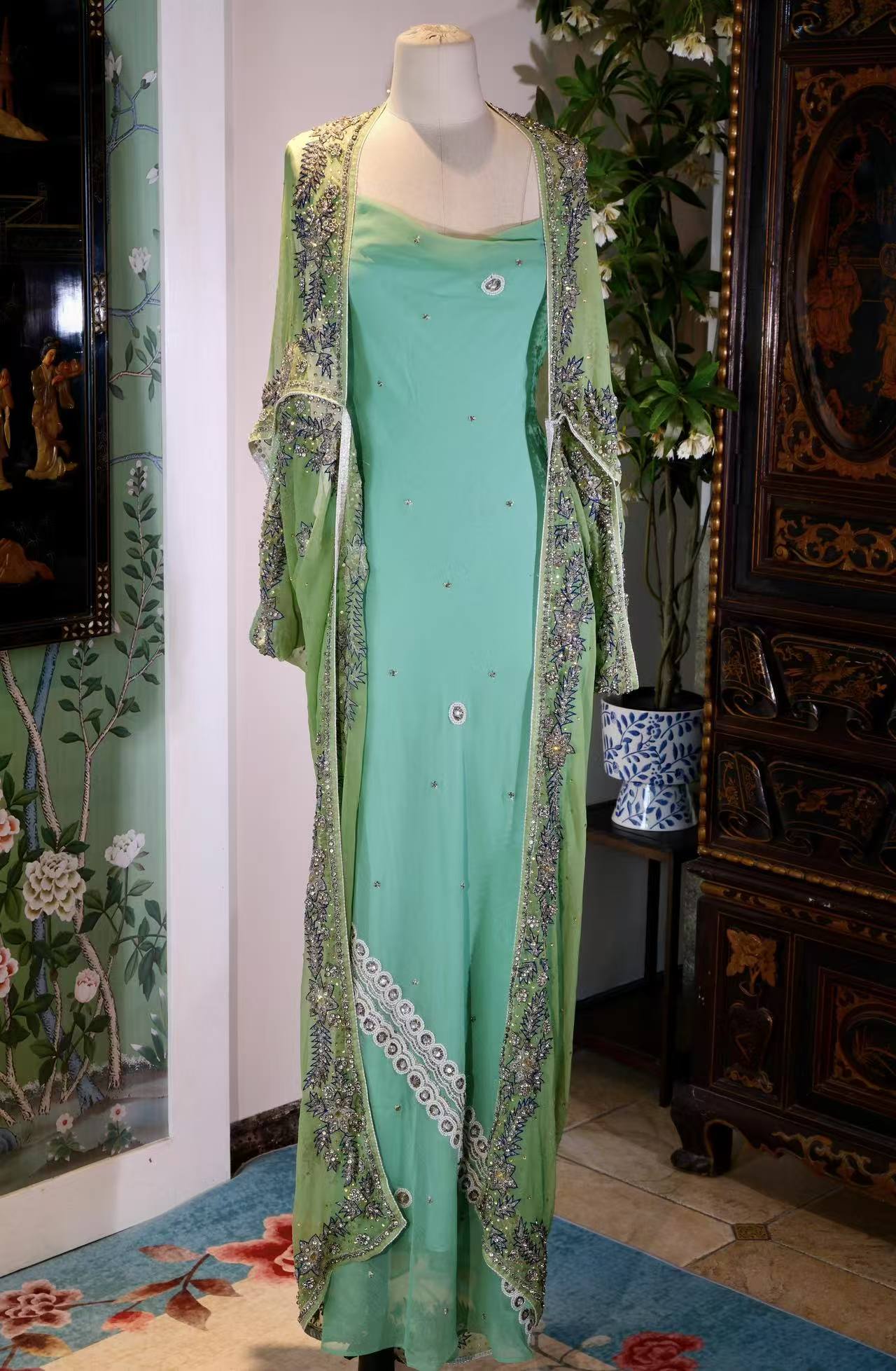 【薄荷绿与银星：被时光封存的仲夏夜之梦】| Mint Green and Silver Stars: A Sealed Midsummer Night's Dream — An Archival Analysis of a 1930s-Inspired Custom Silk Bias-Cut Ensemble