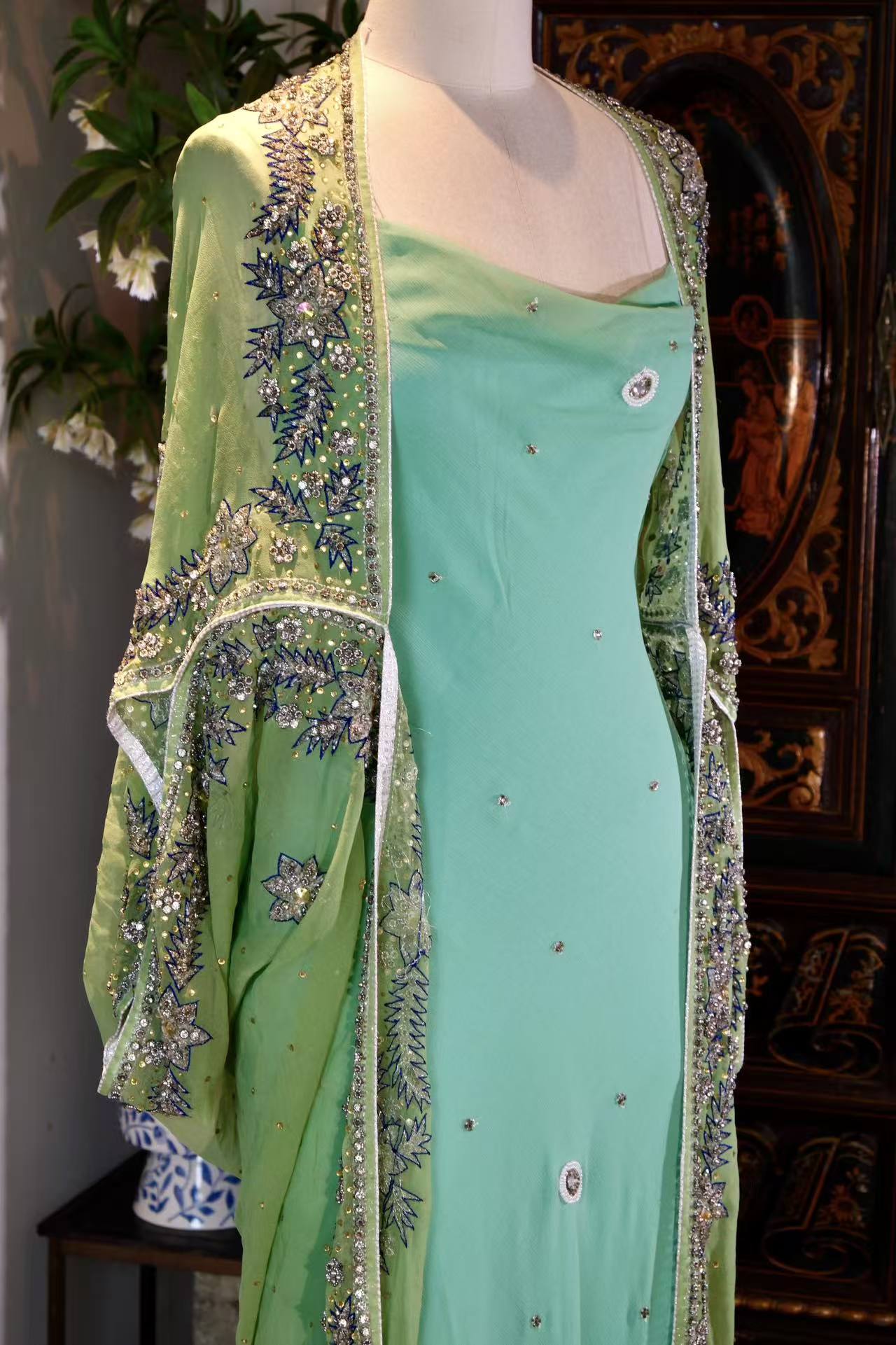 【薄荷绿与银星：被时光封存的仲夏夜之梦】| Mint Green and Silver Stars: A Sealed Midsummer Night's Dream — An Archival Analysis of a 1930s-Inspired Custom Silk Bias-Cut Ensemble