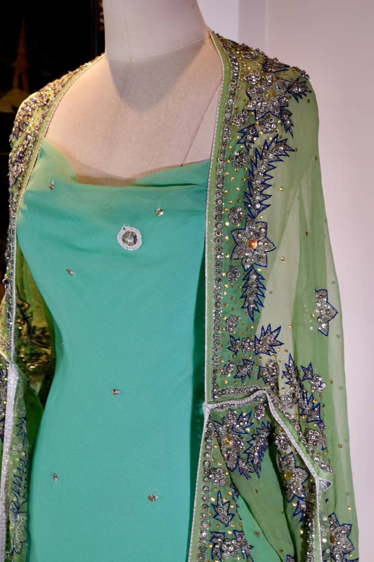 【薄荷绿与银星：被时光封存的仲夏夜之梦】| Mint Green and Silver Stars: A Sealed Midsummer Night's Dream — An Archival Analysis of a 1930s-Inspired Custom Silk Bias-Cut Ensemble