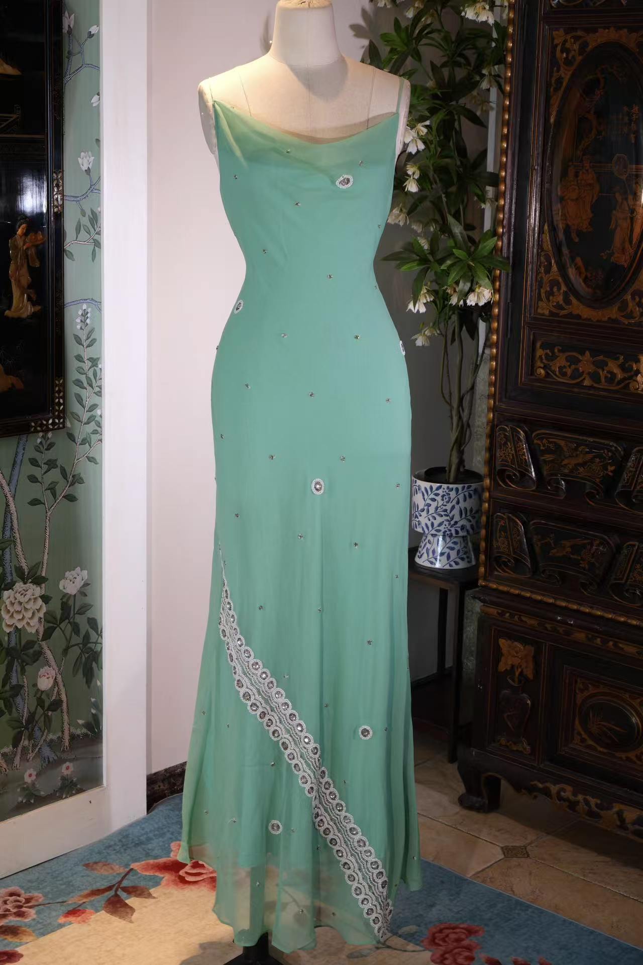 【薄荷绿与银星：被时光封存的仲夏夜之梦】| Mint Green and Silver Stars: A Sealed Midsummer Night's Dream — An Archival Analysis of a 1930s-Inspired Custom Silk Bias-Cut Ensemble