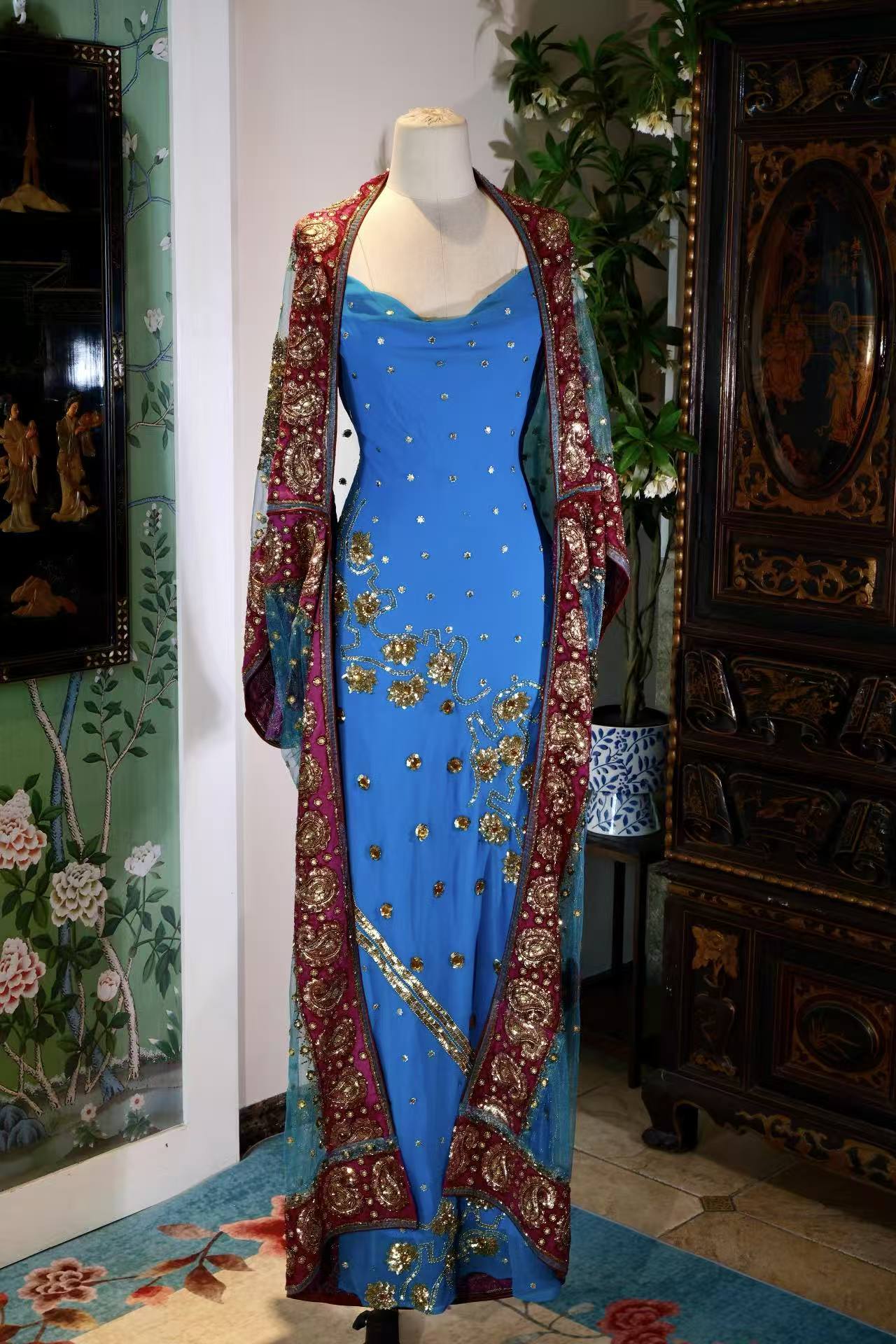 【蔚蓝与鎏金：被时光封存的异域绮梦】| Azure and Burnished Gold: A Sealed Exotic Fantasy — An Archival Analysis of a 1930s-Inspired Custom Silk Bias-Cut Ensemble