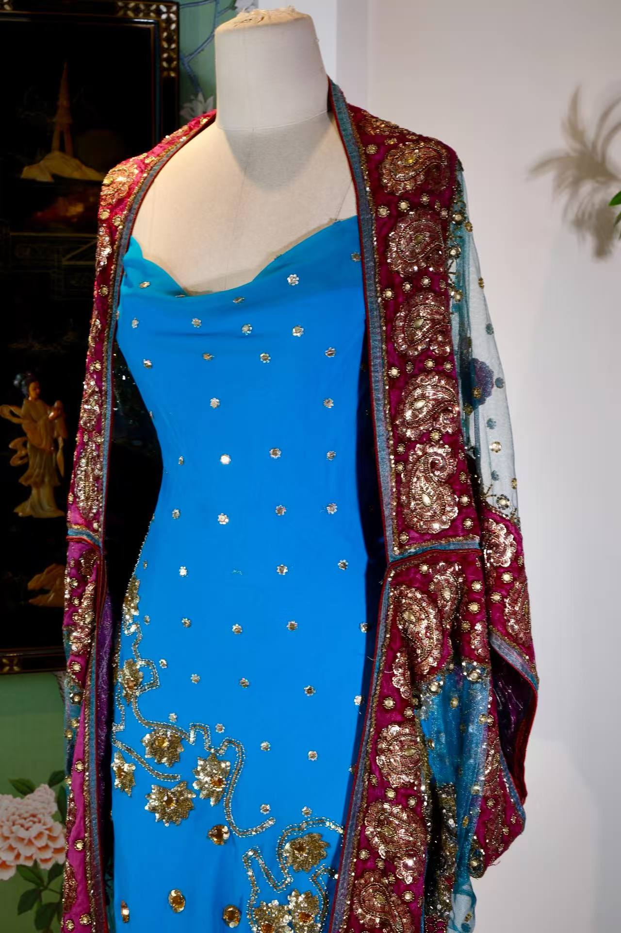 【蔚蓝与鎏金：被时光封存的异域绮梦】| Azure and Burnished Gold: A Sealed Exotic Fantasy — An Archival Analysis of a 1930s-Inspired Custom Silk Bias-Cut Ensemble