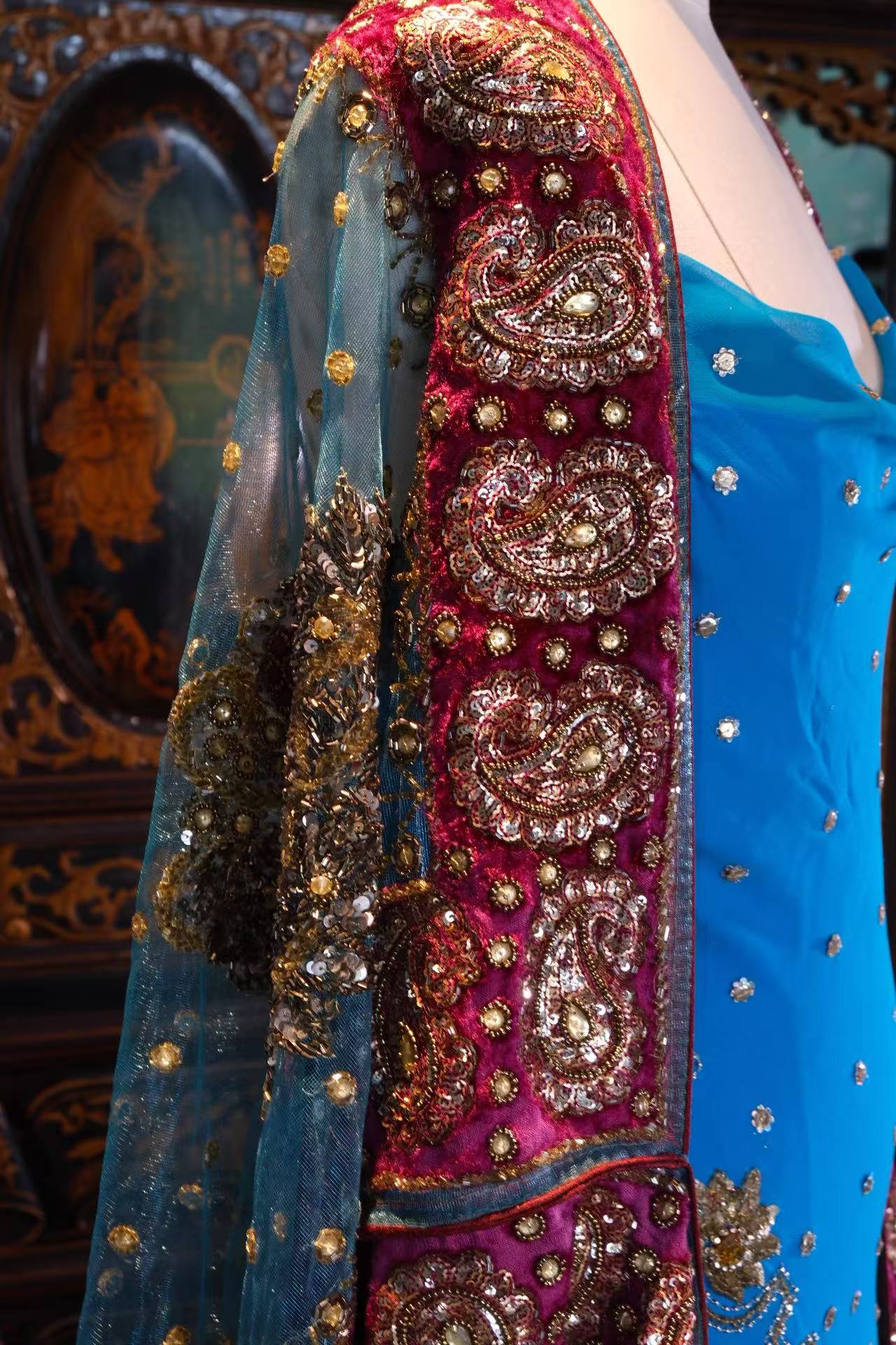 【蔚蓝与鎏金：被时光封存的异域绮梦】| Azure and Burnished Gold: A Sealed Exotic Fantasy — An Archival Analysis of a 1930s-Inspired Custom Silk Bias-Cut Ensemble