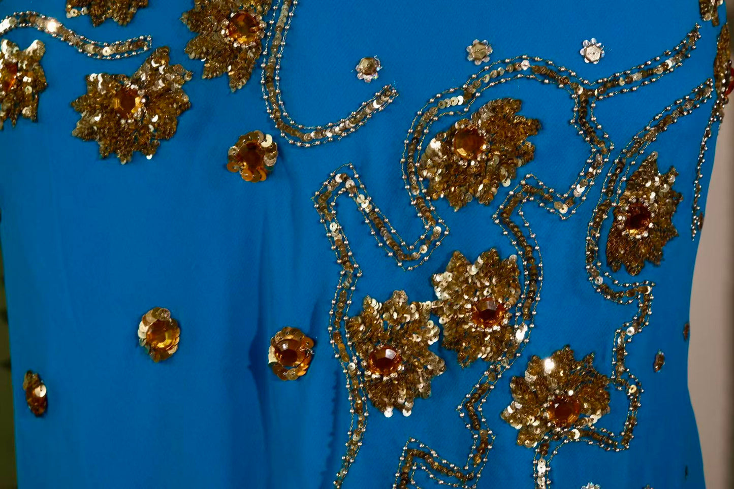 【蔚蓝与鎏金：被时光封存的异域绮梦】| Azure and Burnished Gold: A Sealed Exotic Fantasy — An Archival Analysis of a 1930s-Inspired Custom Silk Bias-Cut Ensemble