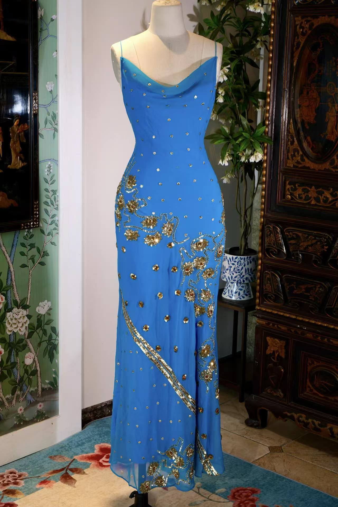 【蔚蓝与鎏金：被时光封存的异域绮梦】| Azure and Burnished Gold: A Sealed Exotic Fantasy — An Archival Analysis of a 1930s-Inspired Custom Silk Bias-Cut Ensemble