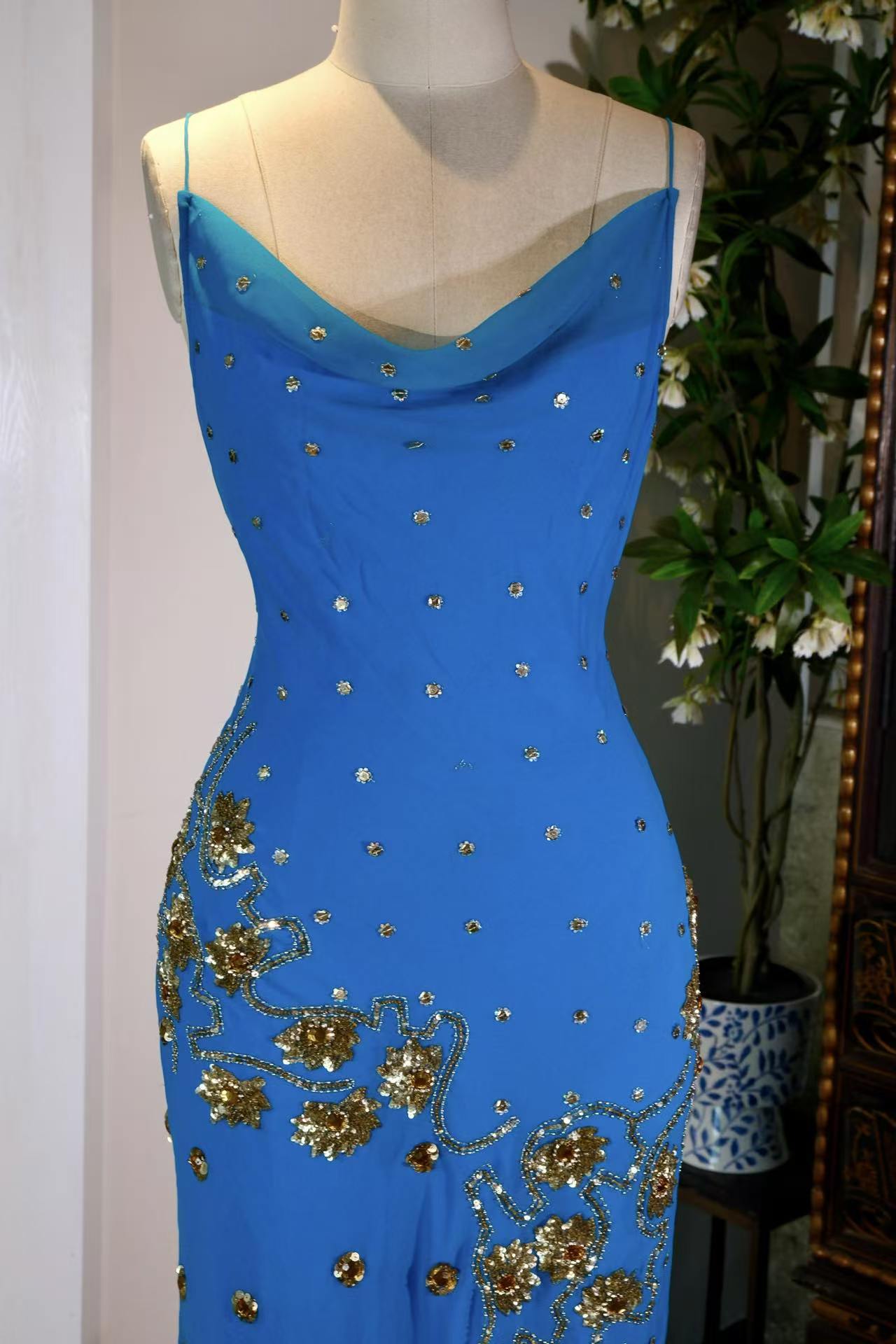 【蔚蓝与鎏金：被时光封存的异域绮梦】| Azure and Burnished Gold: A Sealed Exotic Fantasy — An Archival Analysis of a 1930s-Inspired Custom Silk Bias-Cut Ensemble