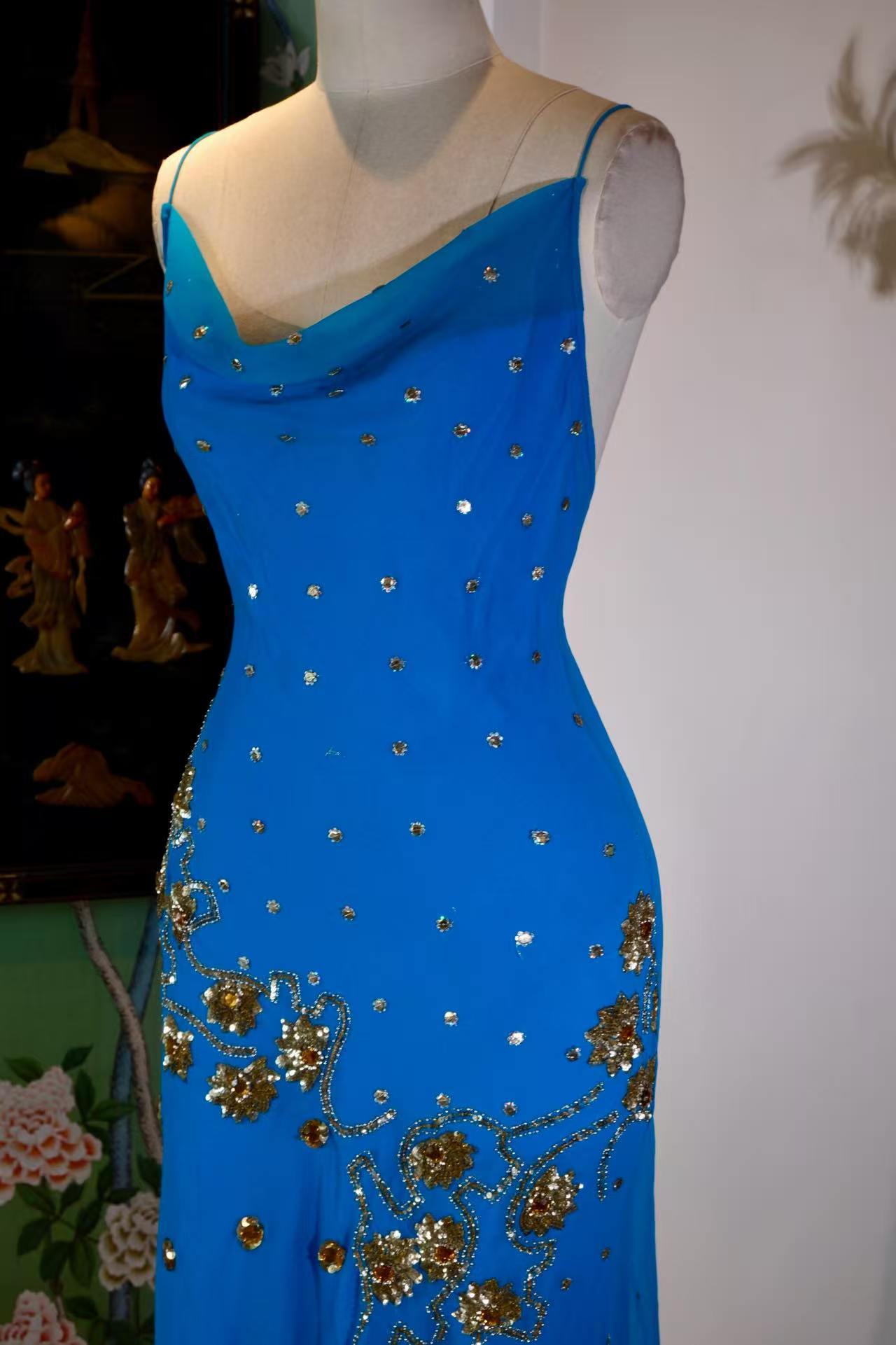 【蔚蓝与鎏金：被时光封存的异域绮梦】| Azure and Burnished Gold: A Sealed Exotic Fantasy — An Archival Analysis of a 1930s-Inspired Custom Silk Bias-Cut Ensemble