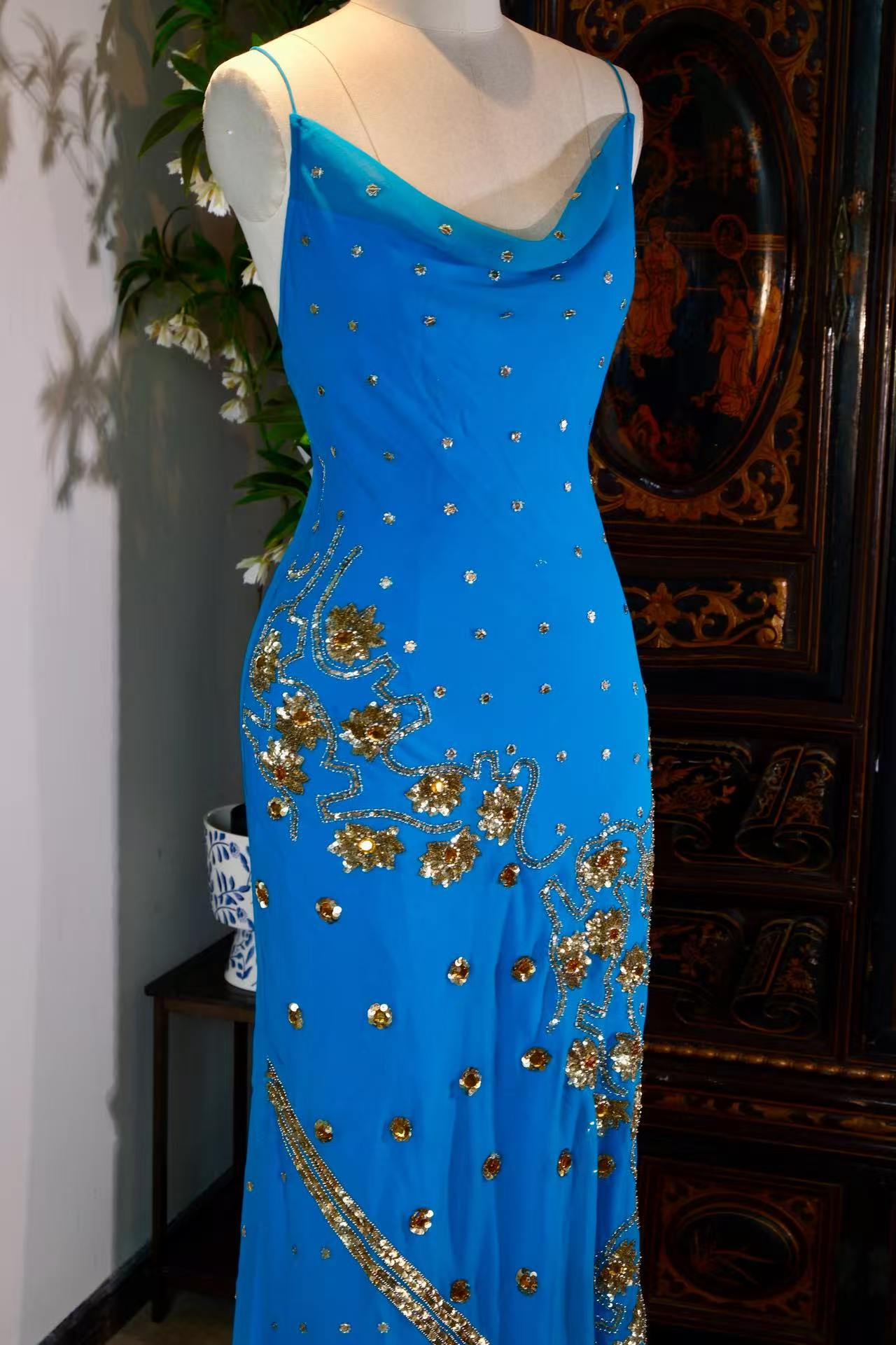 【蔚蓝与鎏金：被时光封存的异域绮梦】| Azure and Burnished Gold: A Sealed Exotic Fantasy — An Archival Analysis of a 1930s-Inspired Custom Silk Bias-Cut Ensemble