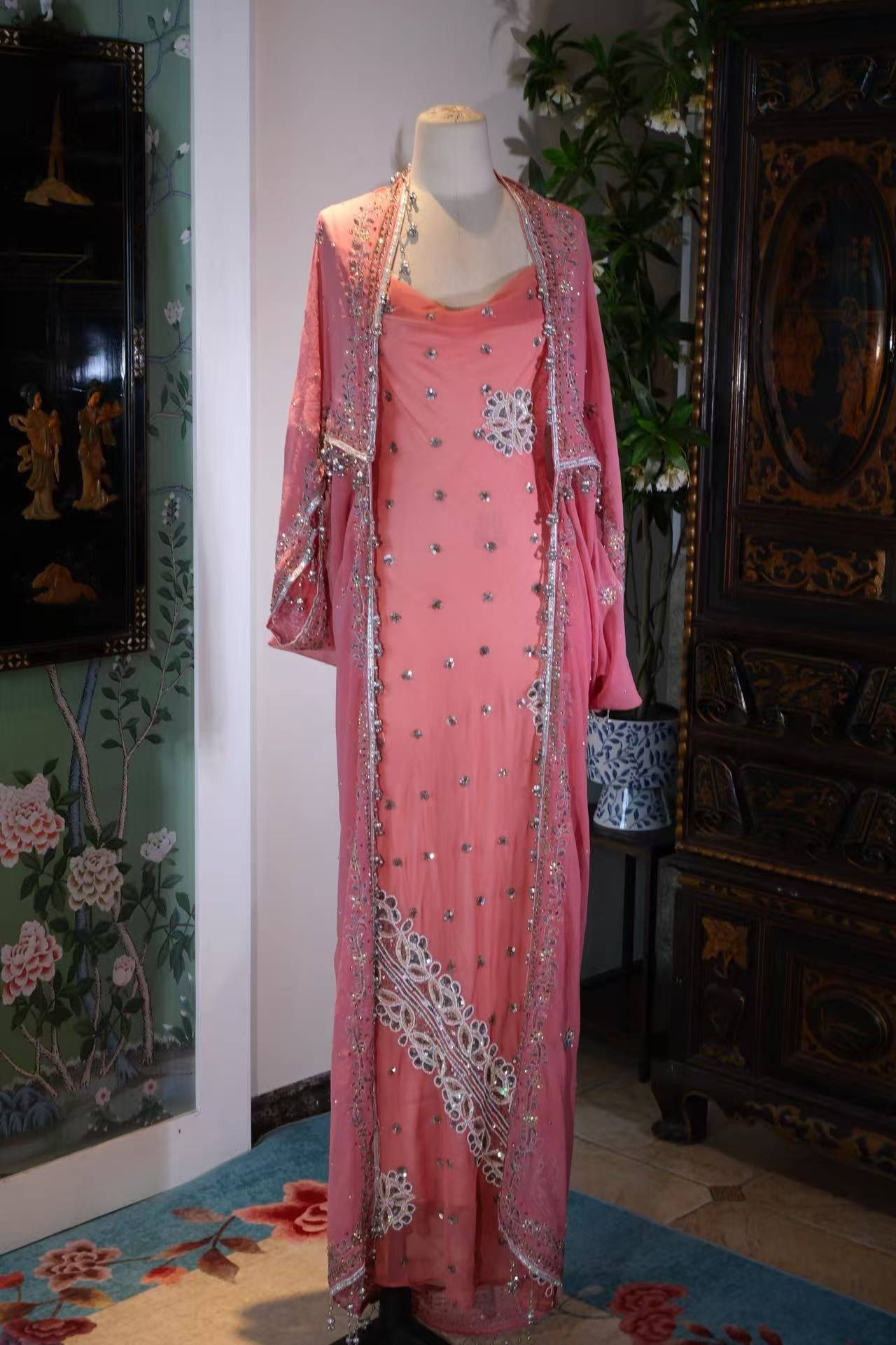 【珊瑚与碎钻：被时光宠爱的玫瑰绮梦】| Coral and Pavé Diamonds: A Timeless Rose Fantasy — An Archival Analysis of a 1930s-Inspired Custom Silk Bias-Cut Ensemble