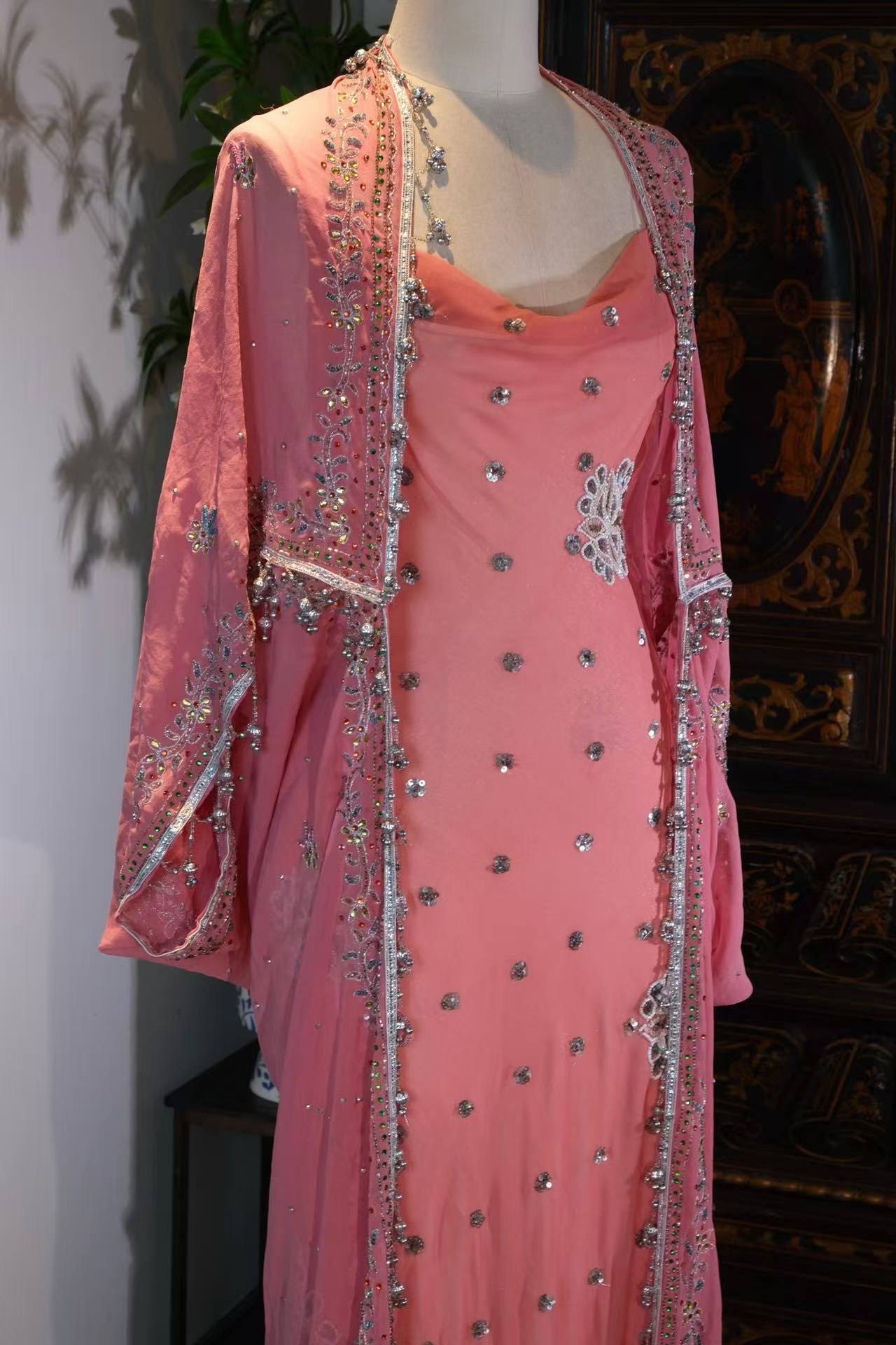 【珊瑚与碎钻：被时光宠爱的玫瑰绮梦】| Coral and Pavé Diamonds: A Timeless Rose Fantasy — An Archival Analysis of a 1930s-Inspired Custom Silk Bias-Cut Ensemble
