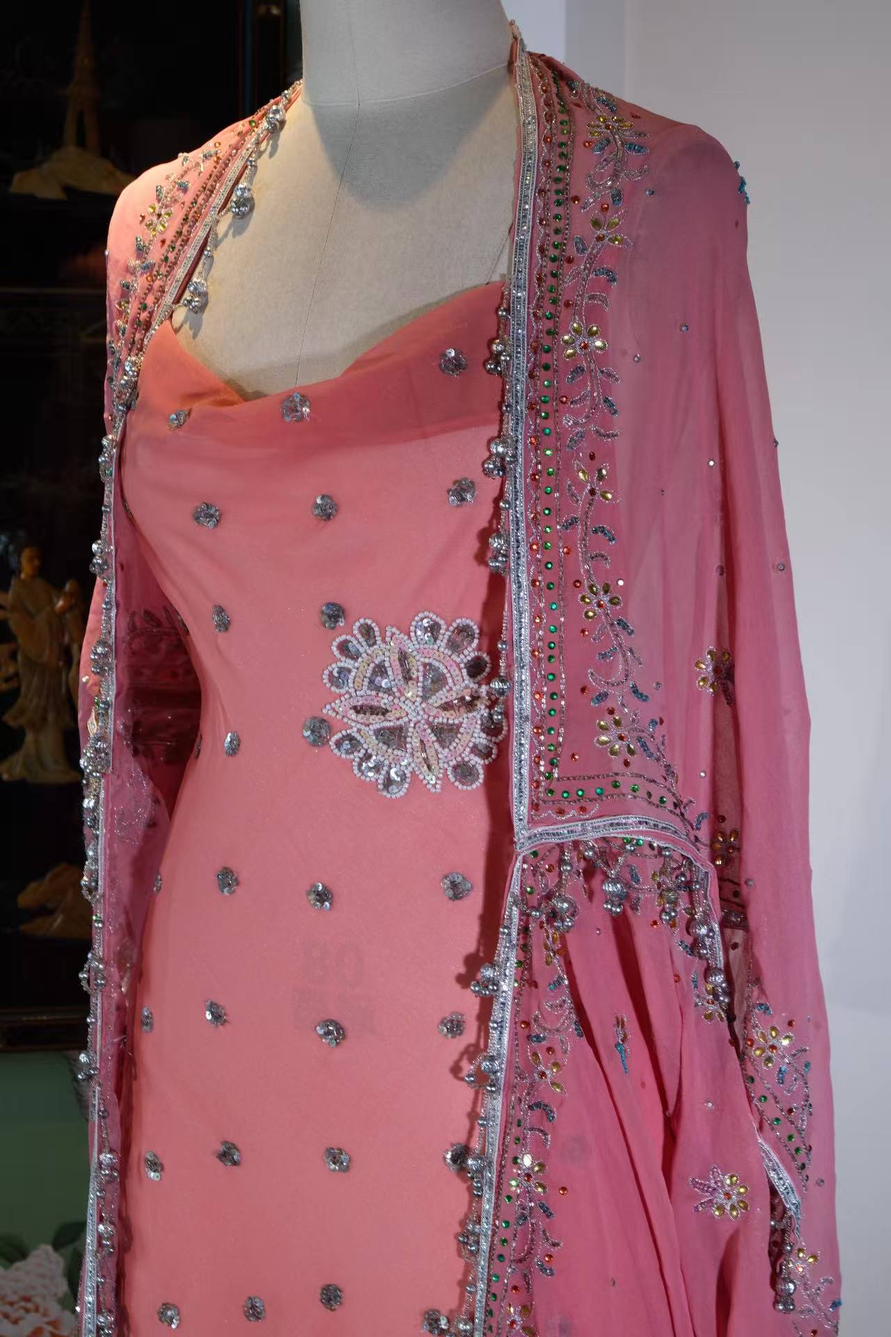【珊瑚与碎钻：被时光宠爱的玫瑰绮梦】| Coral and Pavé Diamonds: A Timeless Rose Fantasy — An Archival Analysis of a 1930s-Inspired Custom Silk Bias-Cut Ensemble