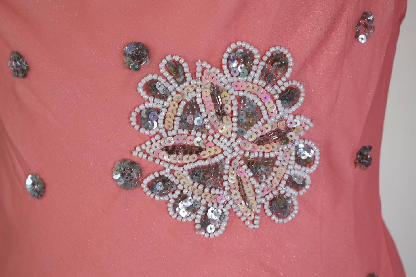 【珊瑚与碎钻：被时光宠爱的玫瑰绮梦】| Coral and Pavé Diamonds: A Timeless Rose Fantasy — An Archival Analysis of a 1930s-Inspired Custom Silk Bias-Cut Ensemble