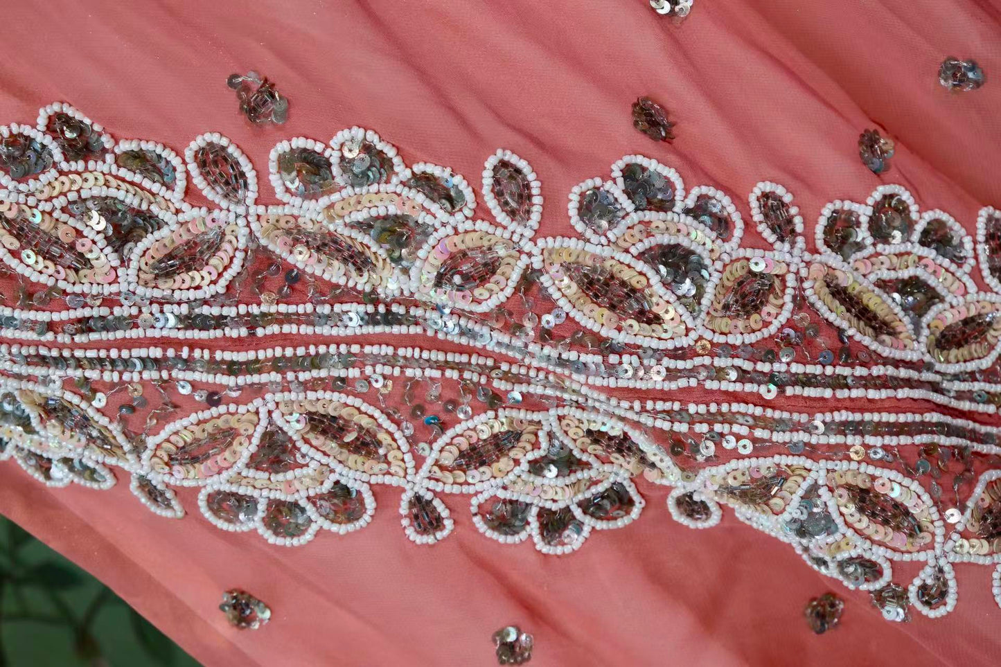 【珊瑚与碎钻：被时光宠爱的玫瑰绮梦】| Coral and Pavé Diamonds: A Timeless Rose Fantasy — An Archival Analysis of a 1930s-Inspired Custom Silk Bias-Cut Ensemble
