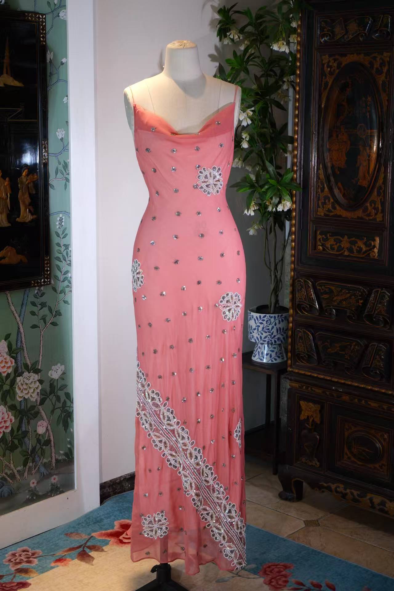 【珊瑚与碎钻：被时光宠爱的玫瑰绮梦】| Coral and Pavé Diamonds: A Timeless Rose Fantasy — An Archival Analysis of a 1930s-Inspired Custom Silk Bias-Cut Ensemble