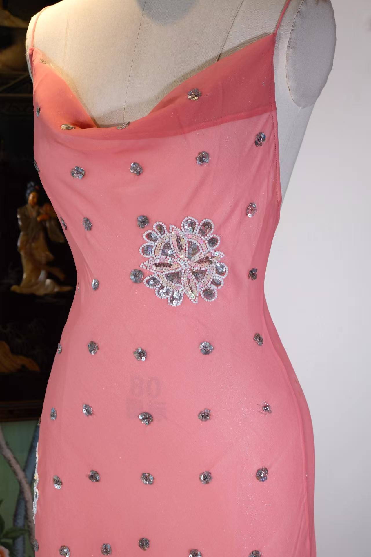 【珊瑚与碎钻：被时光宠爱的玫瑰绮梦】| Coral and Pavé Diamonds: A Timeless Rose Fantasy — An Archival Analysis of a 1930s-Inspired Custom Silk Bias-Cut Ensemble