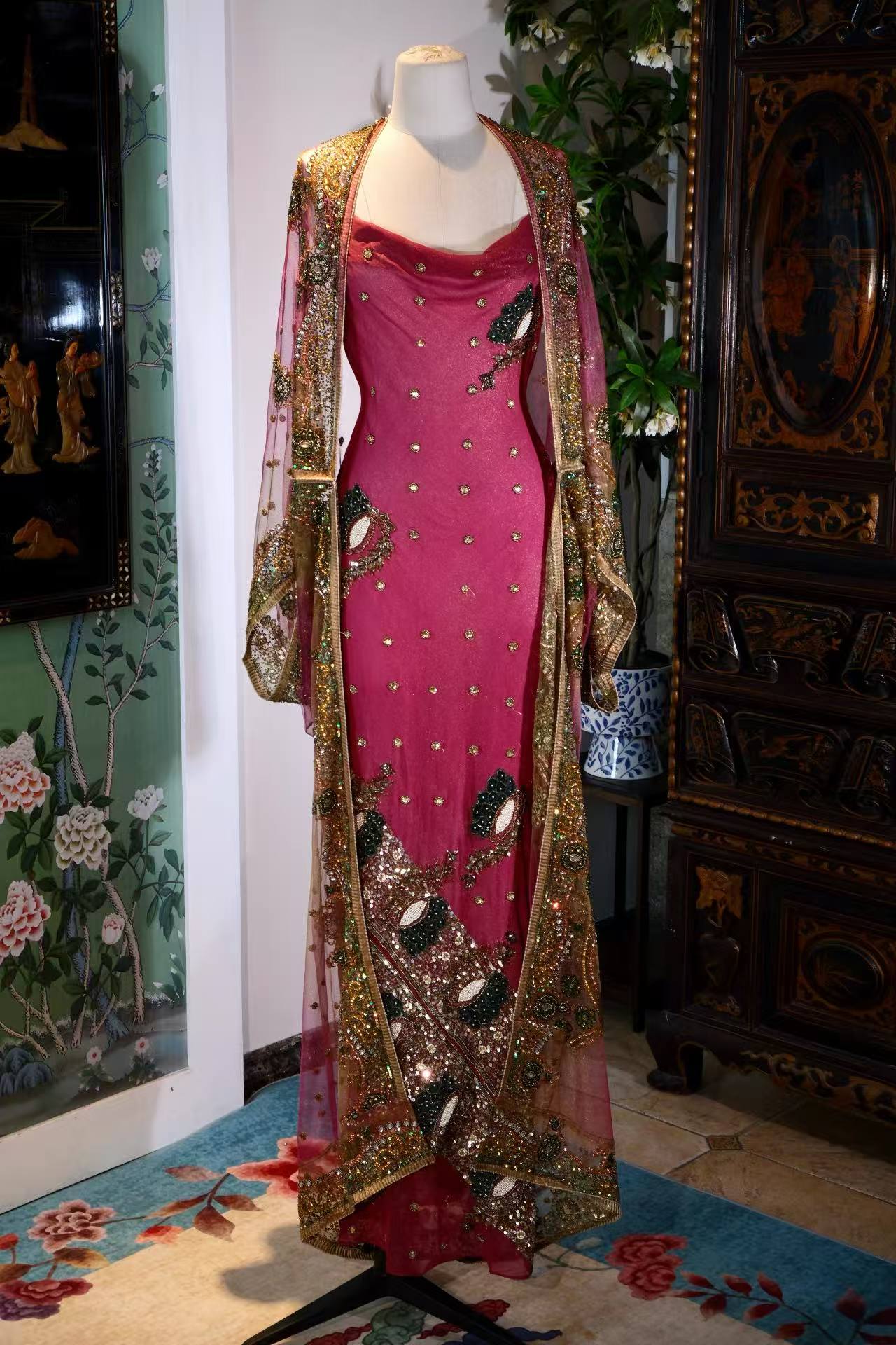 【绯红与孔雀翎：被时光封存的异域绮梦】| Fuchsia and Peacock Plumes: A Sealed Exotic Fantasy — An Archival Analysis of a 1930s-Inspired Custom Silk Bias-Cut Ensemble