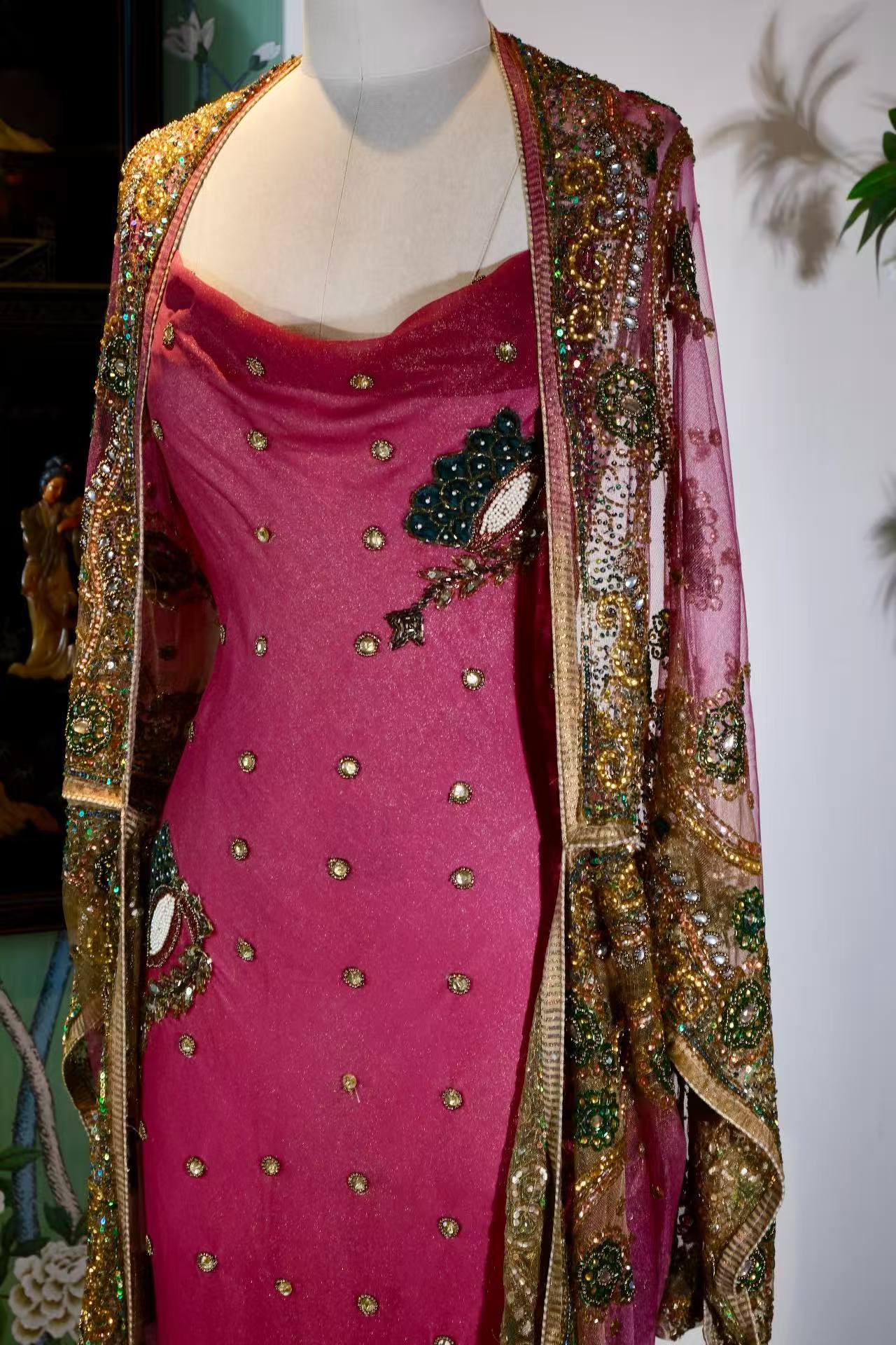 【绯红与孔雀翎：被时光封存的异域绮梦】| Fuchsia and Peacock Plumes: A Sealed Exotic Fantasy — An Archival Analysis of a 1930s-Inspired Custom Silk Bias-Cut Ensemble