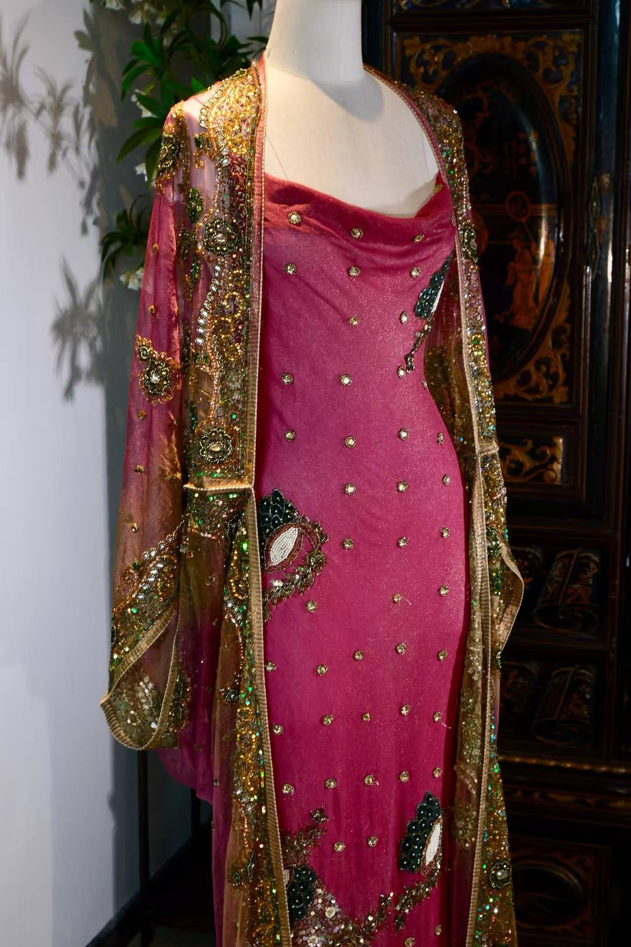 【绯红与孔雀翎：被时光封存的异域绮梦】| Fuchsia and Peacock Plumes: A Sealed Exotic Fantasy — An Archival Analysis of a 1930s-Inspired Custom Silk Bias-Cut Ensemble