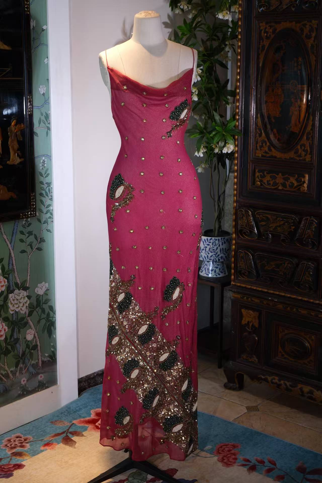 【绯红与孔雀翎：被时光封存的异域绮梦】| Fuchsia and Peacock Plumes: A Sealed Exotic Fantasy — An Archival Analysis of a 1930s-Inspired Custom Silk Bias-Cut Ensemble