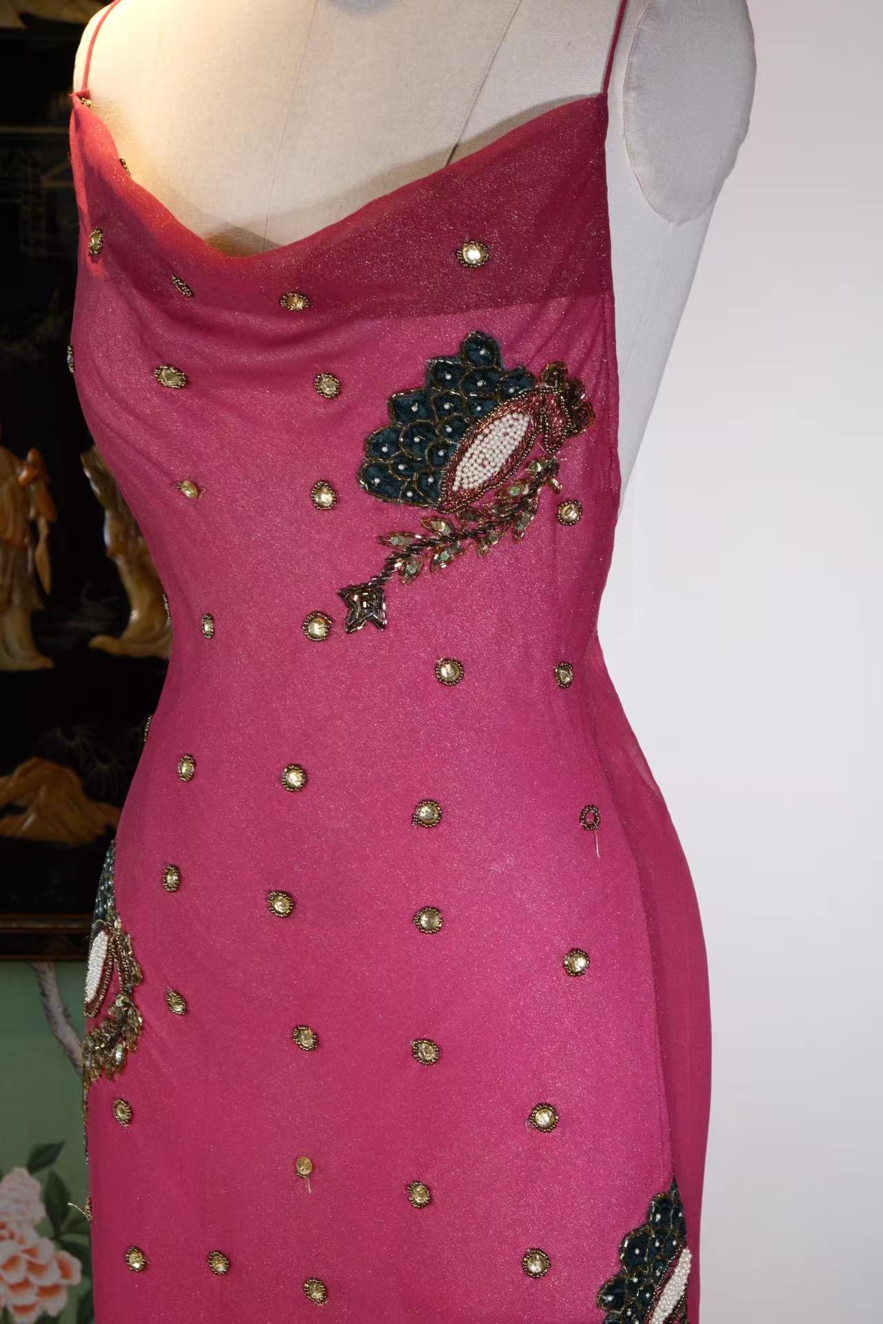 【绯红与孔雀翎：被时光封存的异域绮梦】| Fuchsia and Peacock Plumes: A Sealed Exotic Fantasy — An Archival Analysis of a 1930s-Inspired Custom Silk Bias-Cut Ensemble