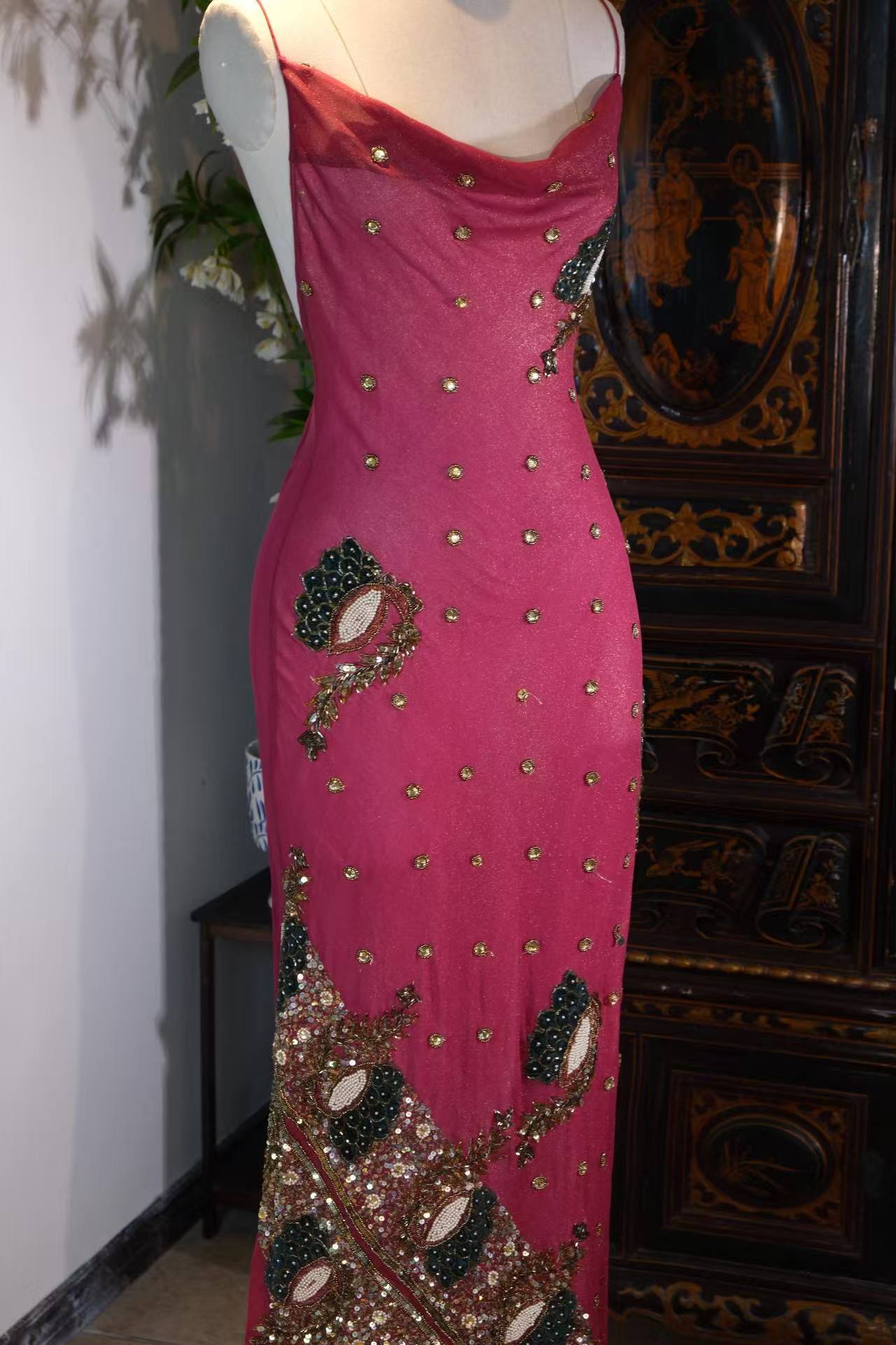 【绯红与孔雀翎：被时光封存的异域绮梦】| Fuchsia and Peacock Plumes: A Sealed Exotic Fantasy — An Archival Analysis of a 1930s-Inspired Custom Silk Bias-Cut Ensemble