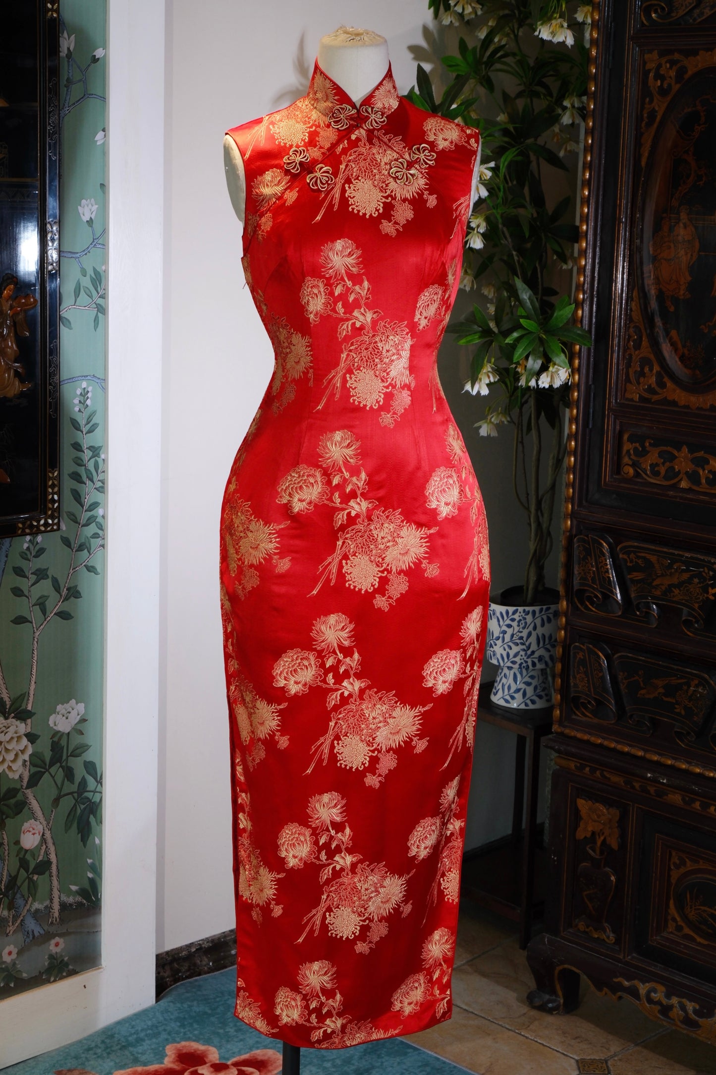 锦瑟华年：六十年代港产双襟织锦缎古董旗袍 | The Splendid Lute: The Golden Era of a 1960s Hong Kong Double-Breast Chrysanthemum Brocade Qipao — An Archival and Provenance Analysis