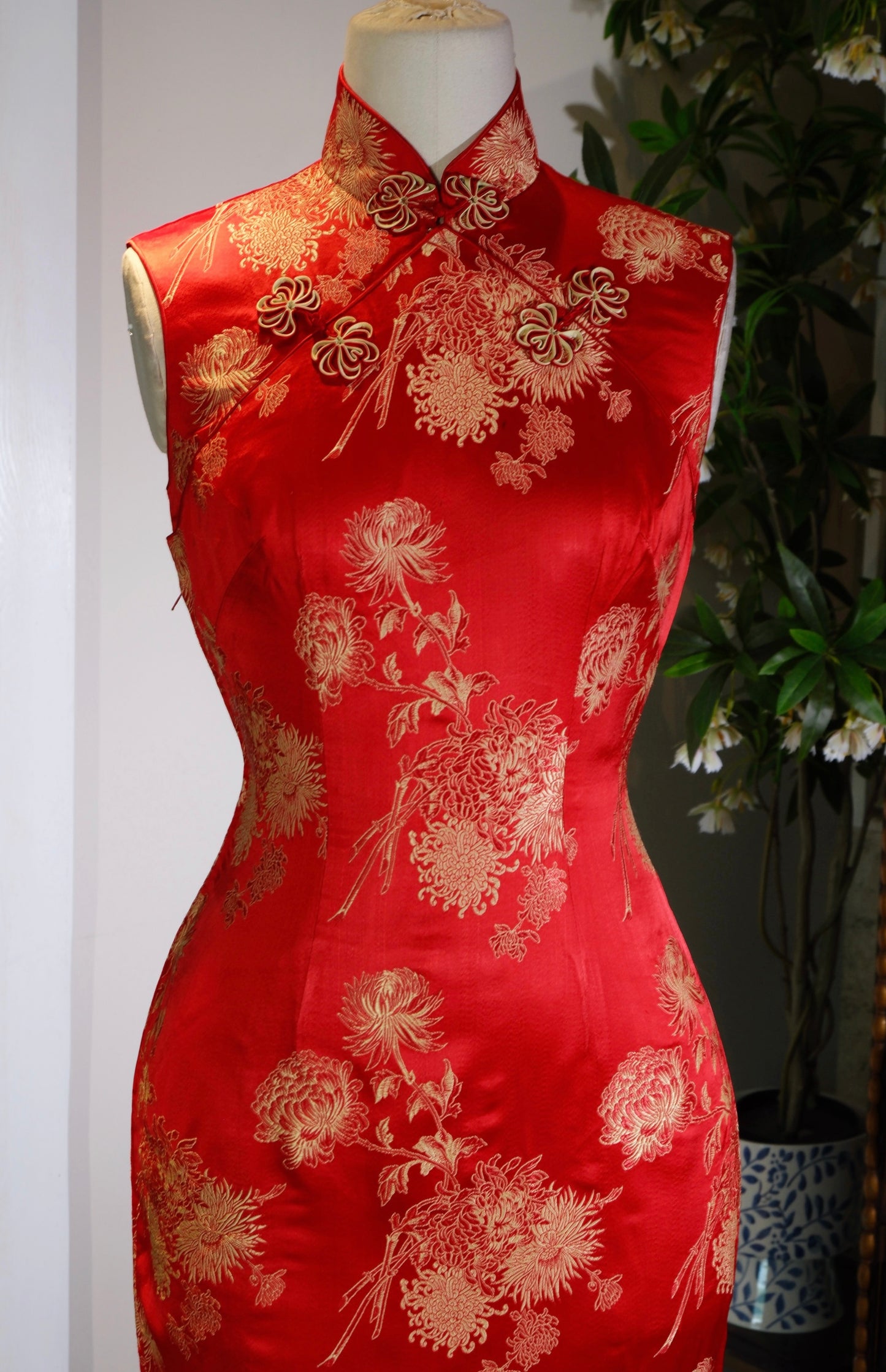 锦瑟华年：六十年代港产双襟织锦缎古董旗袍 | The Splendid Lute: The Golden Era of a 1960s Hong Kong Double-Breast Chrysanthemum Brocade Qipao — An Archival and Provenance Analysis