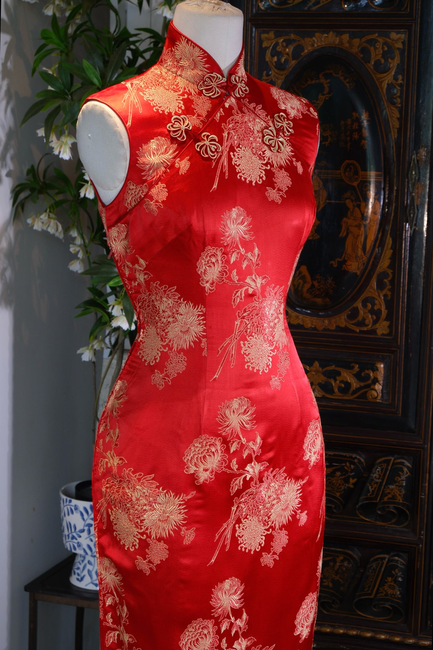 锦瑟华年：六十年代港产双襟织锦缎古董旗袍 | The Splendid Lute: The Golden Era of a 1960s Hong Kong Double-Breast Chrysanthemum Brocade Qipao — An Archival and Provenance Analysis