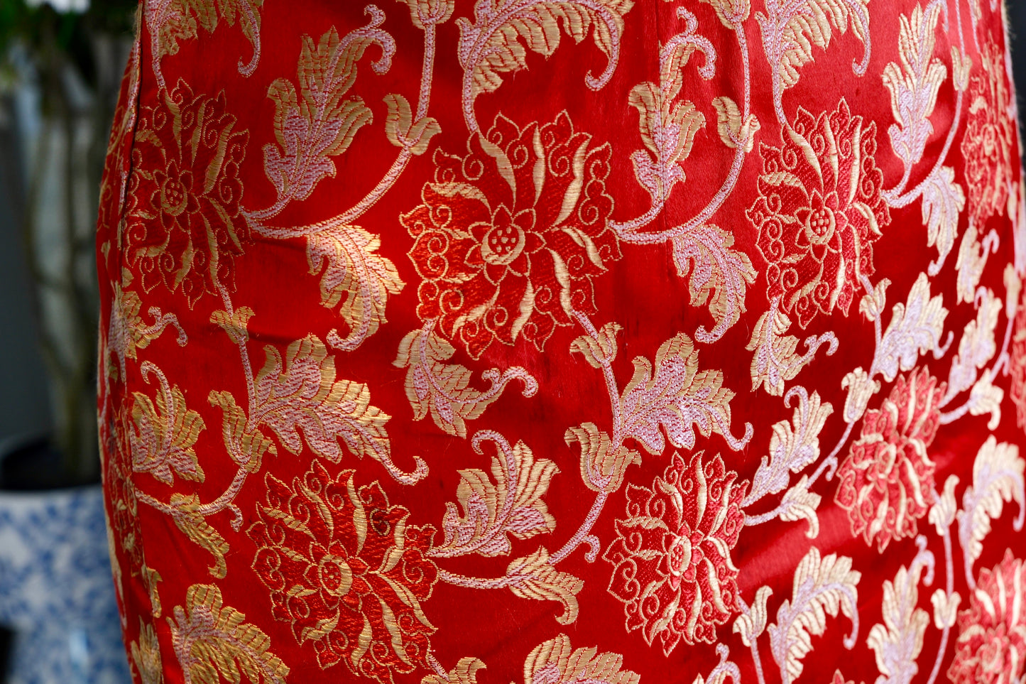 【岁月织锦，港岛遗珍】——六十年代香港产古董织锦缎旗袍赏析 | Remnants of a Fragrant Harbour: The Golden Era of a 1960s Foliated Peony Brocade Qipao — An Archival and Provenance Analysis