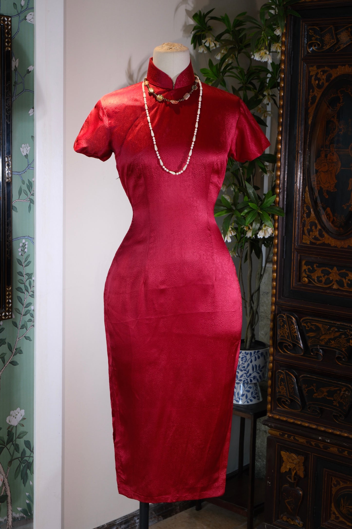五十年代港产红妆：肌理织锦与时光的立体诗学 | Crimson Attire of the 1950s Fragrant Harbour: Textural Brocade and the Three-Dimensional Poetics of Chronology — An Archival and Provenance Analysis