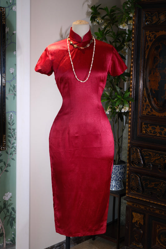 五十年代港产红妆：肌理织锦与时光的立体诗学 | Crimson Attire of the 1950s Fragrant Harbour: Textural Brocade and the Three-Dimensional Poetics of Chronology — An Archival and Provenance Analysis
