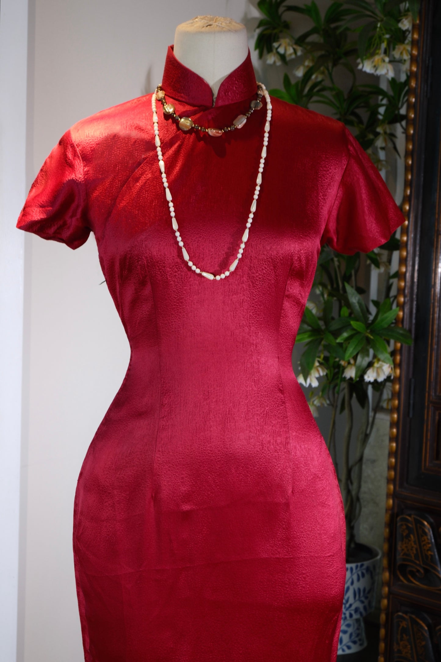 五十年代港产红妆：肌理织锦与时光的立体诗学 | Crimson Attire of the 1950s Fragrant Harbour: Textural Brocade and the Three-Dimensional Poetics of Chronology — An Archival and Provenance Analysis