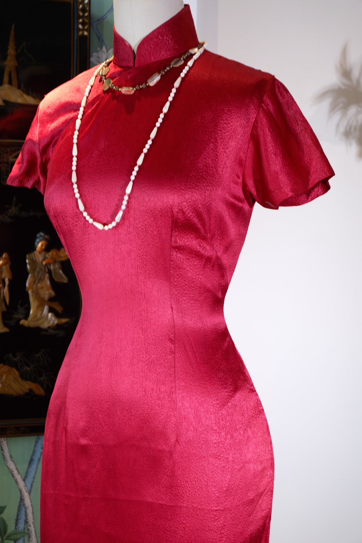 五十年代港产红妆：肌理织锦与时光的立体诗学 | Crimson Attire of the 1950s Fragrant Harbour: Textural Brocade and the Three-Dimensional Poetics of Chronology — An Archival and Provenance Analysis