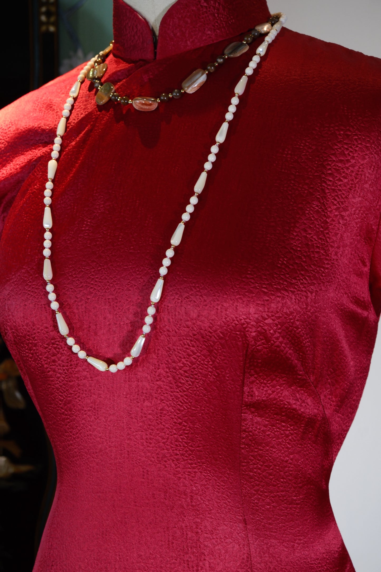 五十年代港产红妆：肌理织锦与时光的立体诗学 | Crimson Attire of the 1950s Fragrant Harbour: Textural Brocade and the Three-Dimensional Poetics of Chronology — An Archival and Provenance Analysis