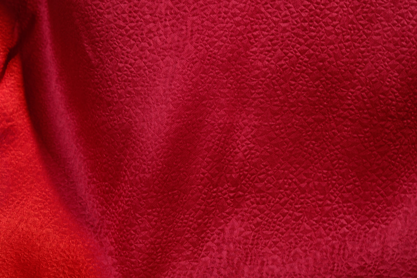 五十年代港产红妆：肌理织锦与时光的立体诗学 | Crimson Attire of the 1950s Fragrant Harbour: Textural Brocade and the Three-Dimensional Poetics of Chronology — An Archival and Provenance Analysis