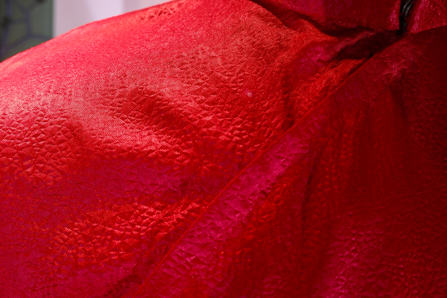 五十年代港产红妆：肌理织锦与时光的立体诗学 | Crimson Attire of the 1950s Fragrant Harbour: Textural Brocade and the Three-Dimensional Poetics of Chronology — An Archival and Provenance Analysis