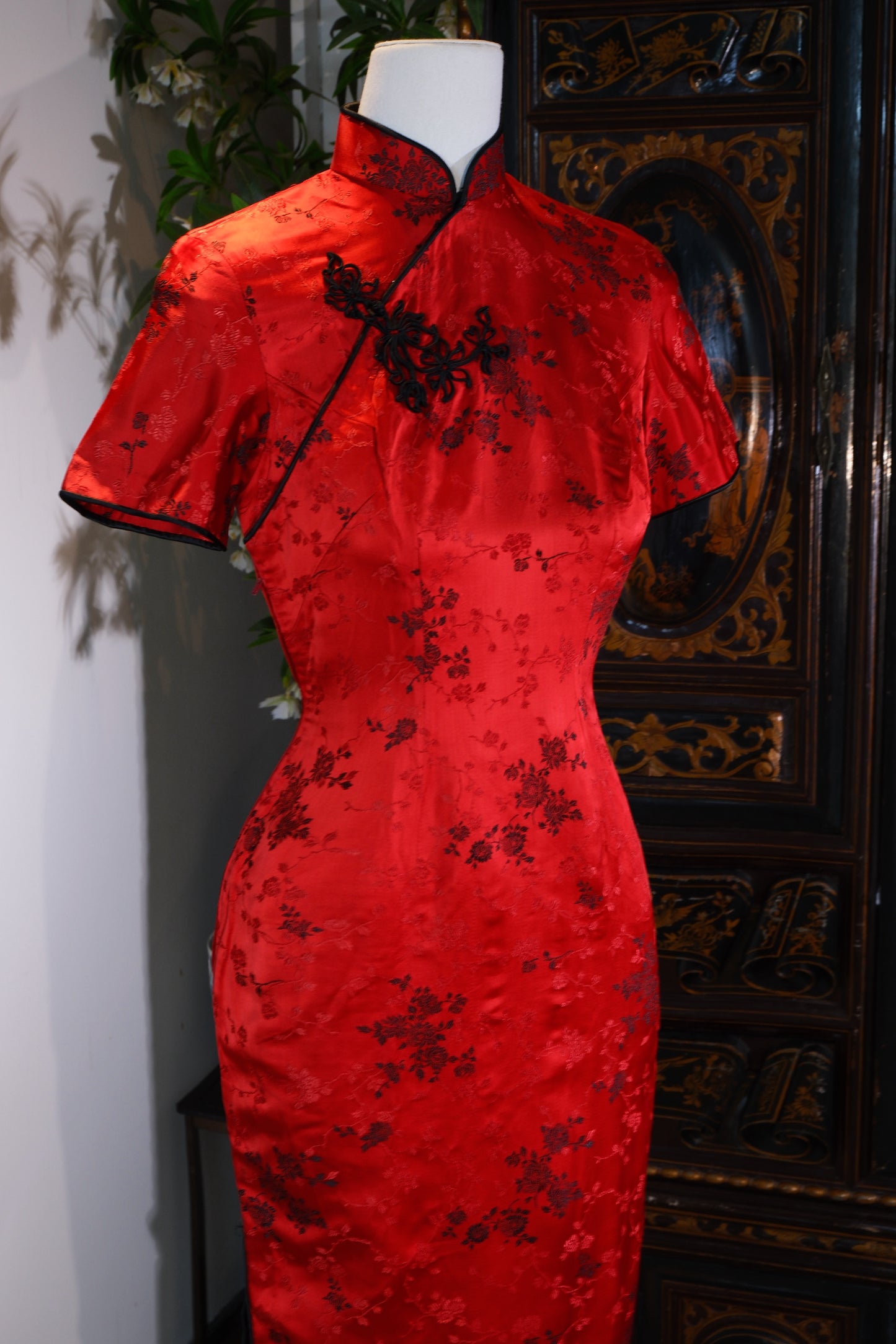 《香江旧梦，织锦芳华——六十年代香港提花织锦缎旗袍赏析》| Whispers of a Vanished Era: The Cultural Landscape and Textural Poetry of a 1960s Hong Kong Jacquard Brocade Qipao — An Archival and Provenance Analysis
