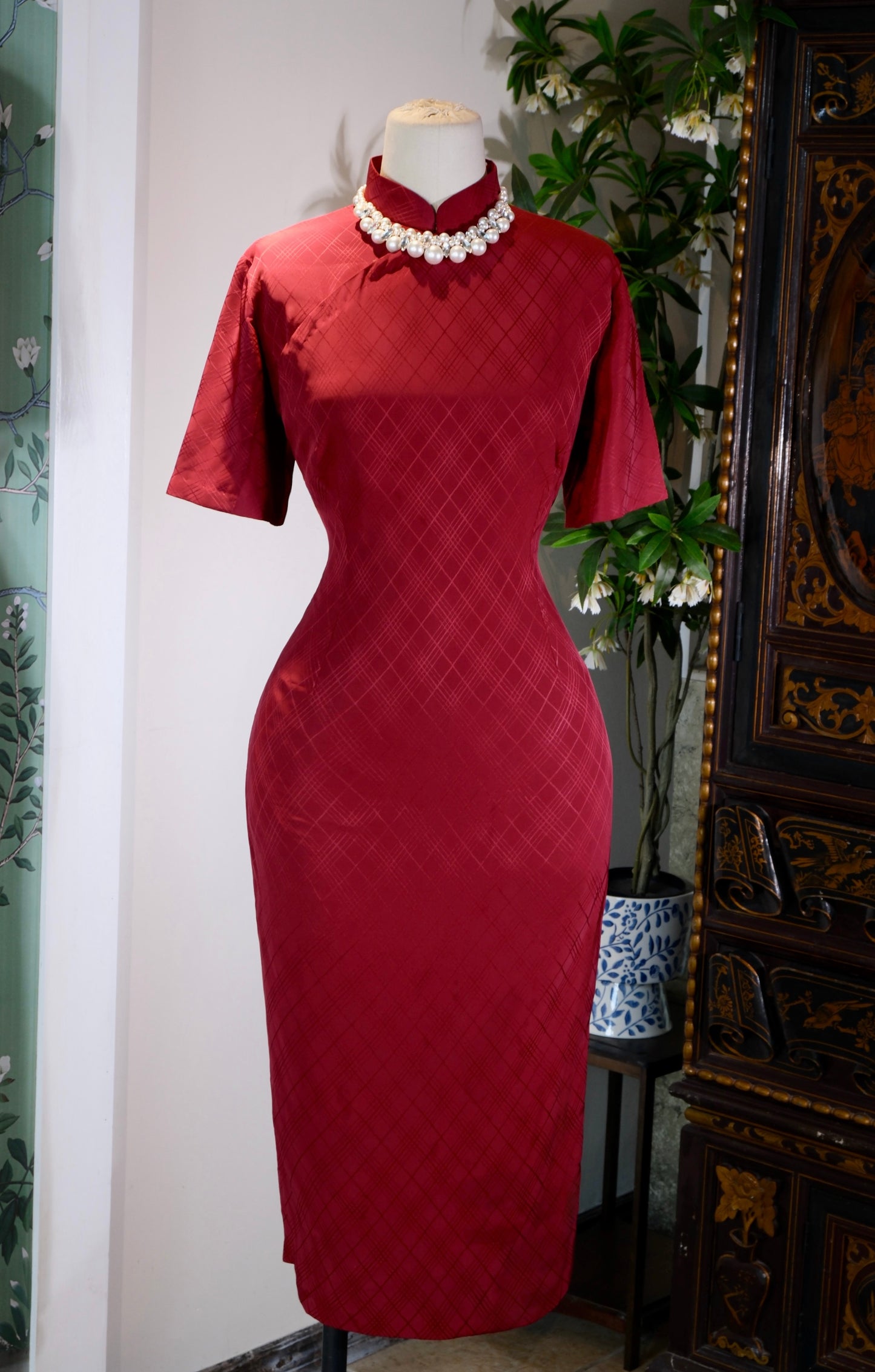 【赤色菱纹·六十年代台湾提花旗袍】| The Crimson Rhombus: A 1960s Taiwan-Produced Jacquard Qipao